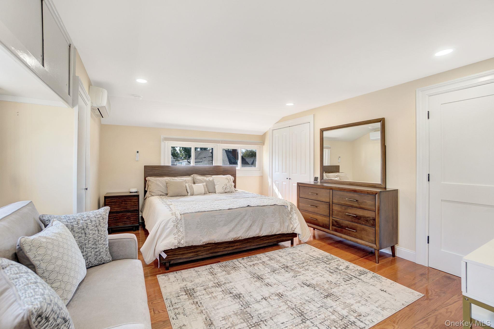 #17 photo, 8 Autumn Lane, Hicksville , NY 11801