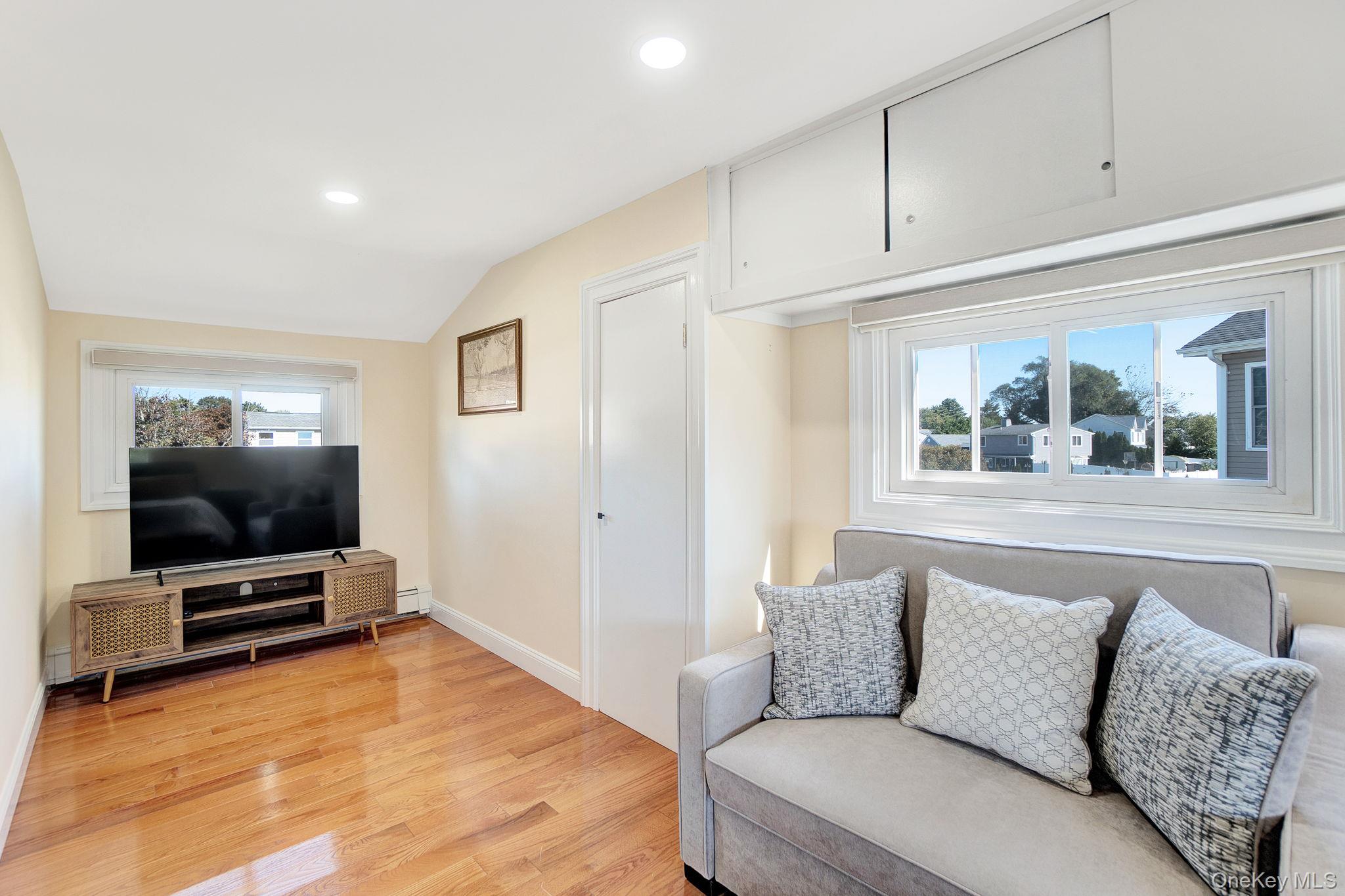 #18 photo, 8 Autumn Lane, Hicksville , NY 11801