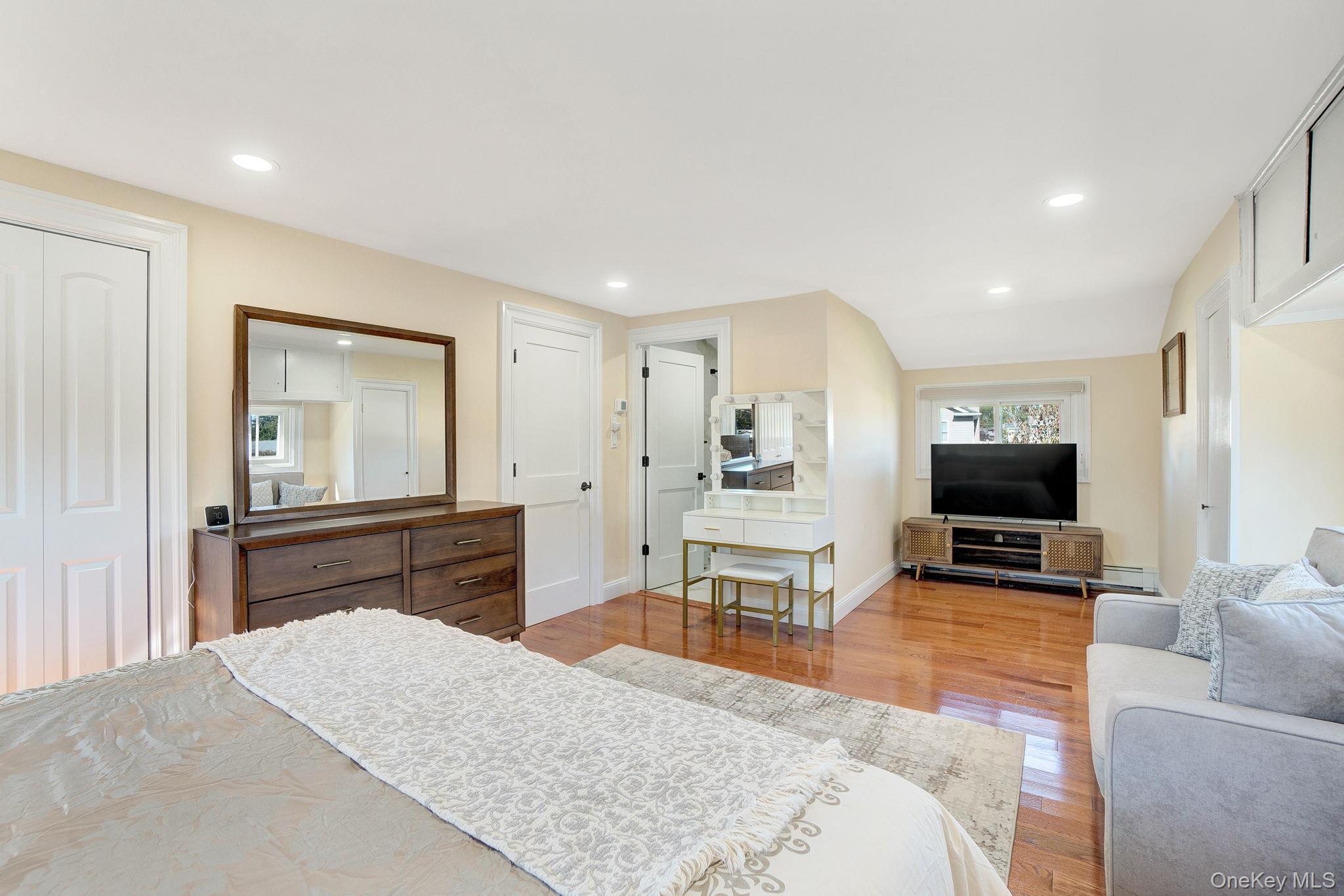 #19 photo, 8 Autumn Lane, Hicksville , NY 11801