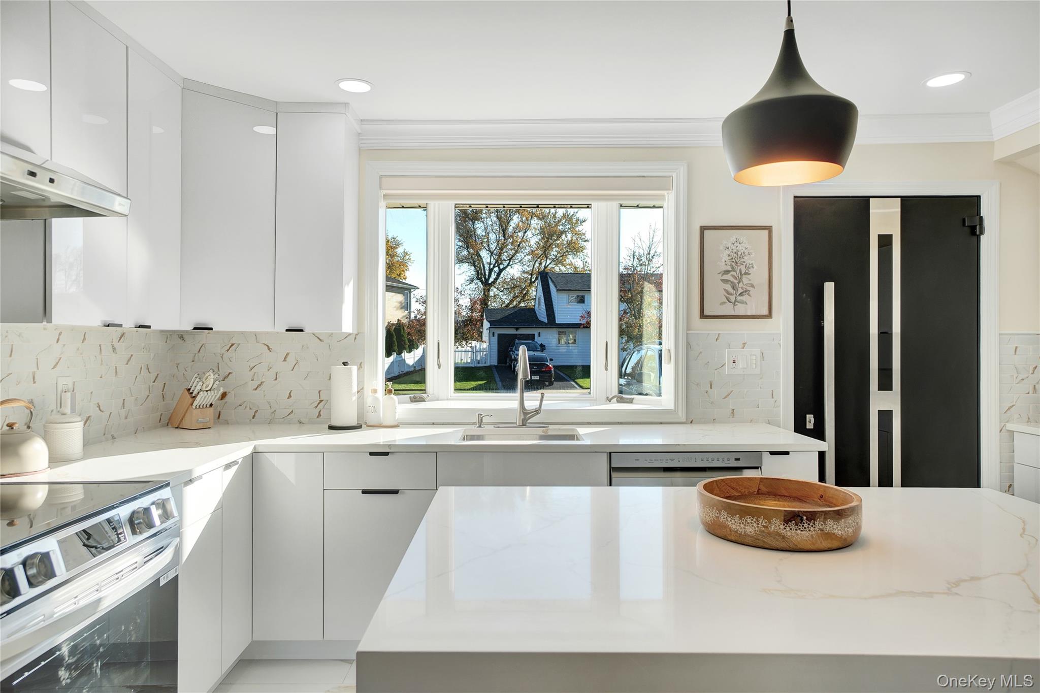 #5 photo, 9 Autumn Lane, Hicksville , NY 11801