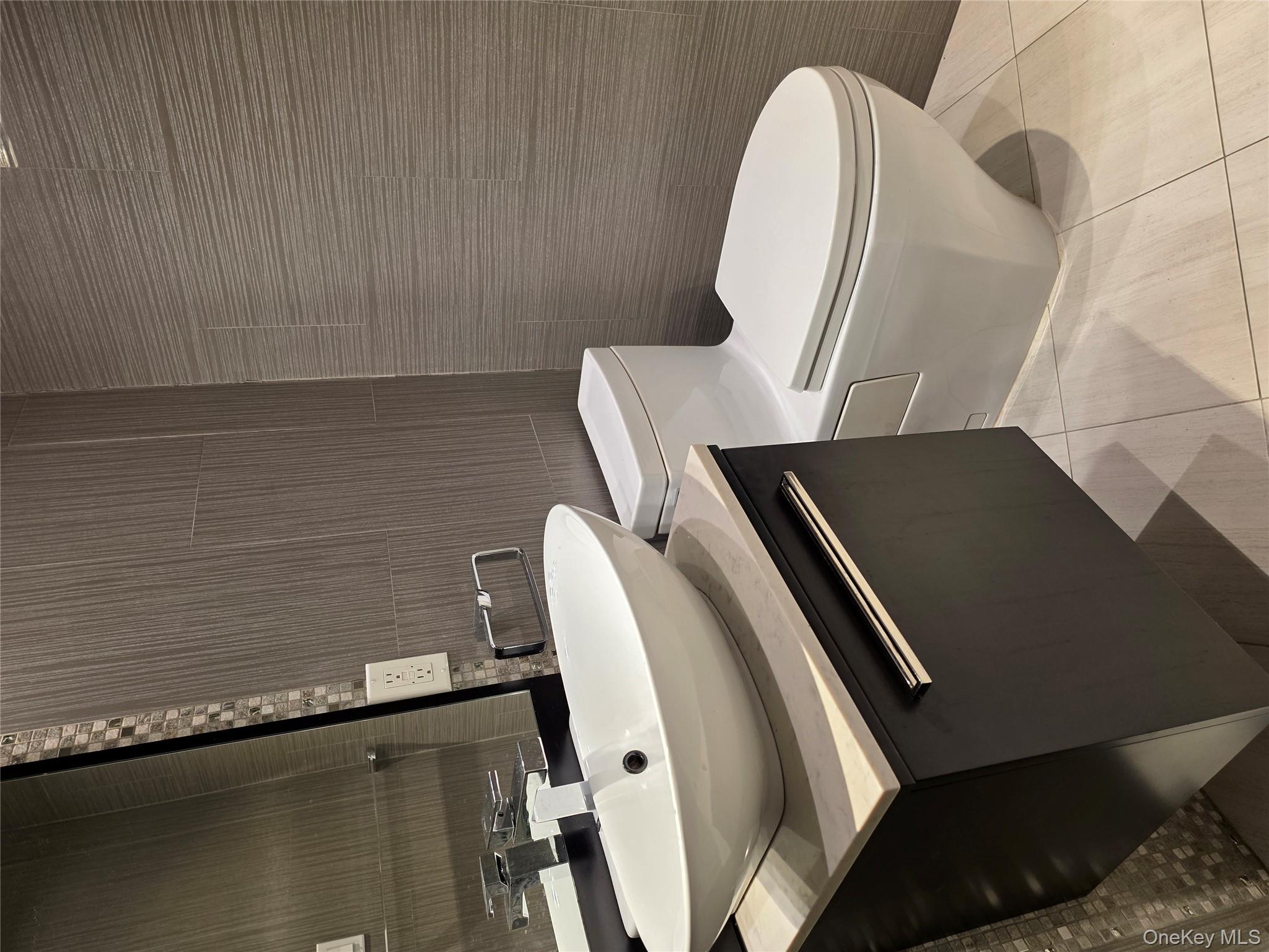 #14 photo, 18-05 215th Street, كوينز Bayside , NY 11360