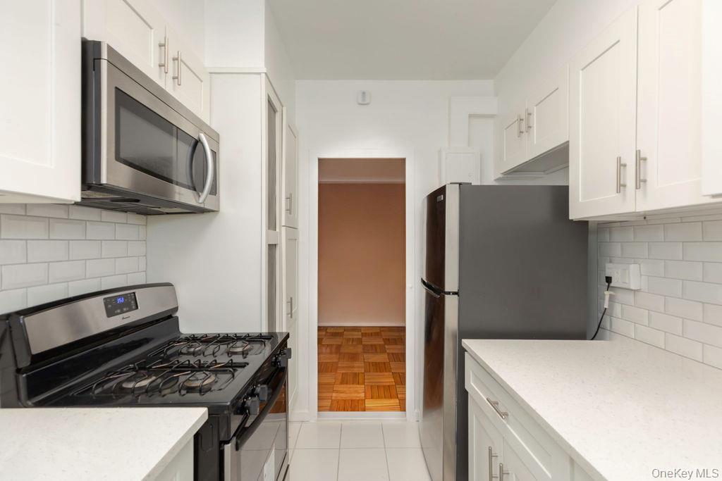 #11 photo, 1970 E Tremont Avenue, برونكس Bronx , NY 10462