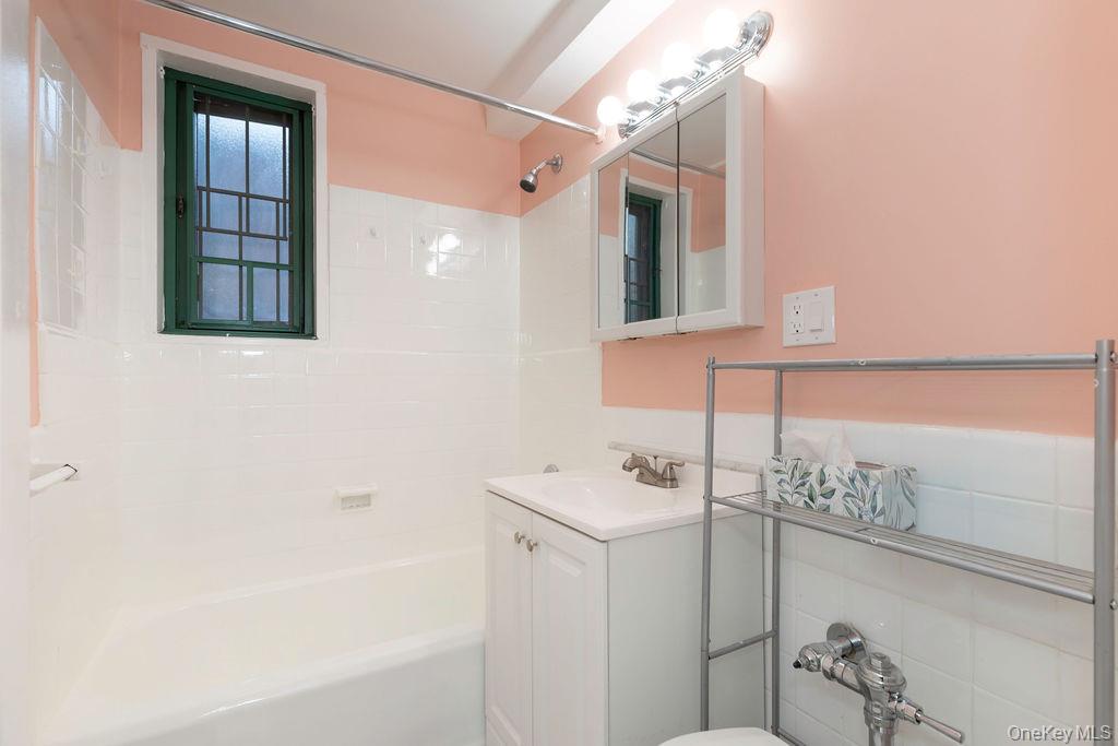 #15 photo, 1970 E Tremont Avenue, برونكس Bronx , NY 10462