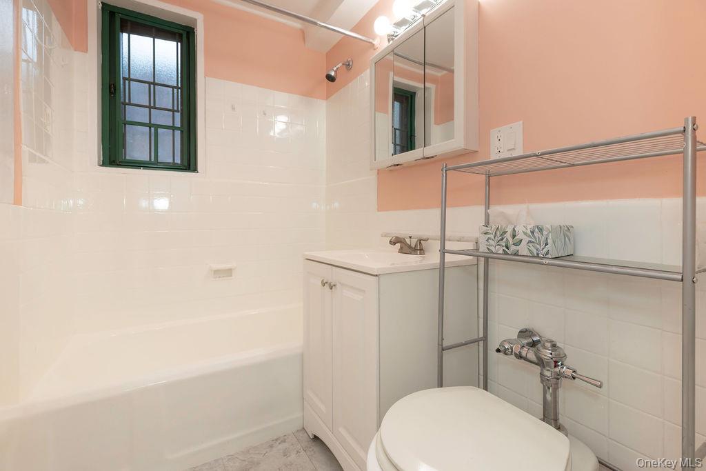 #16 photo, 1970 E Tremont Avenue, برونكس Bronx , NY 10462