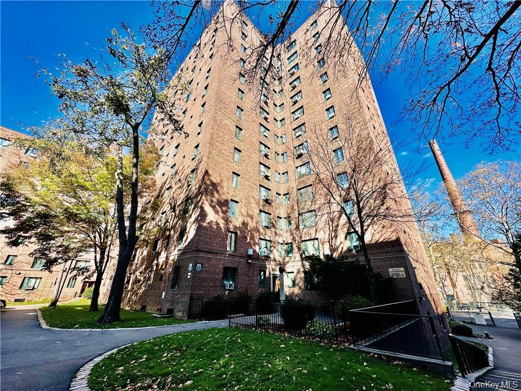 #17 photo, 1970 E Tremont Avenue, برونكس Bronx , NY 10462