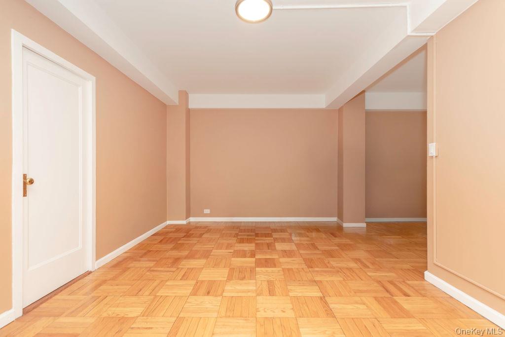 #4 photo, 1970 E Tremont Avenue, برونكس Bronx , NY 10462