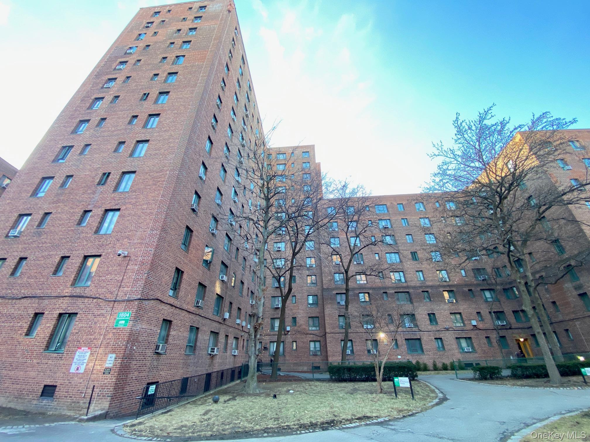 #1 photo, 1604 Metropolitan Avenue, Бронкс ‖ Bronx , NY 10462