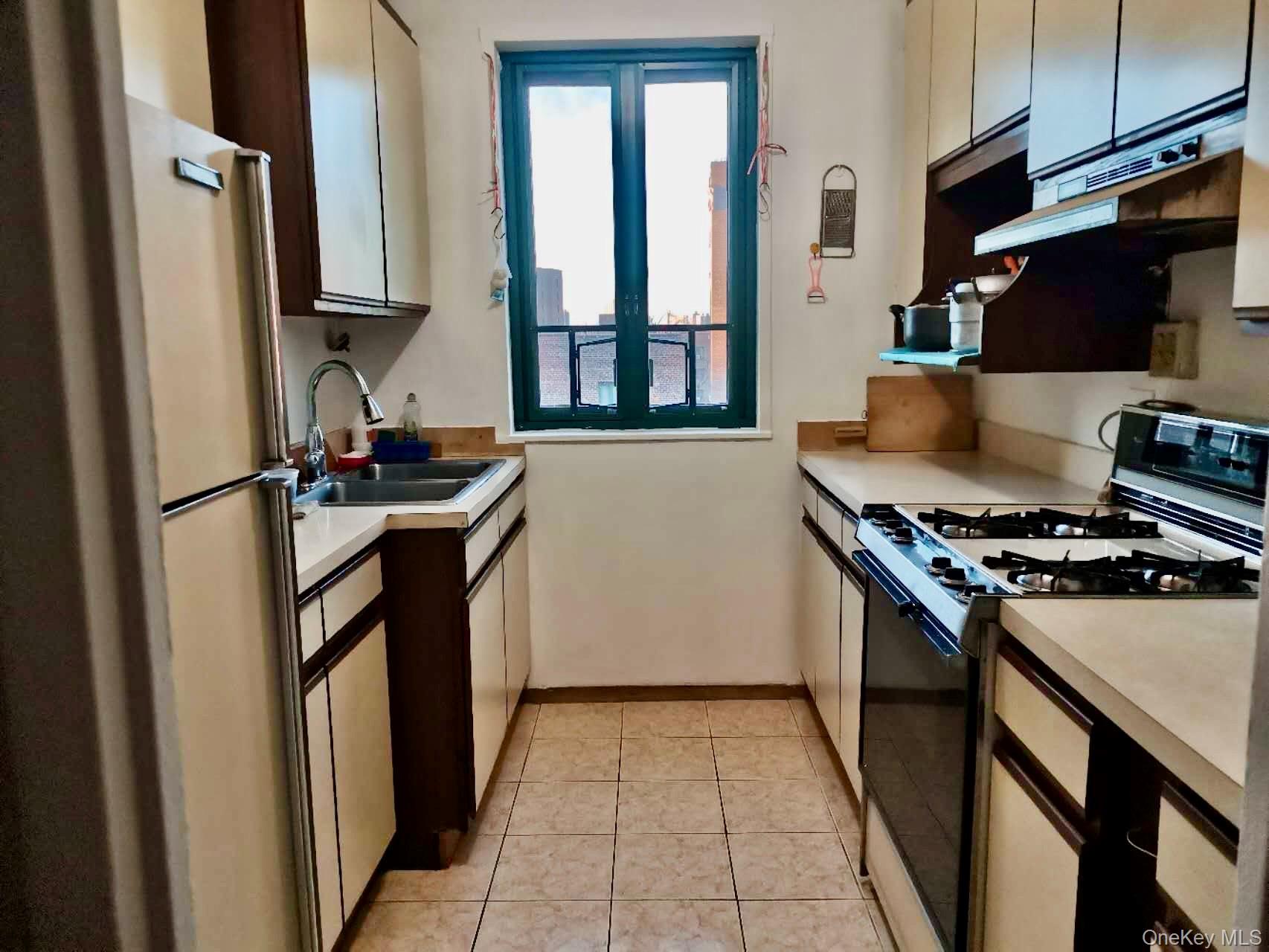 #3 photo, 1604 Metropolitan Avenue, Бронкс ‖ Bronx , NY 10462