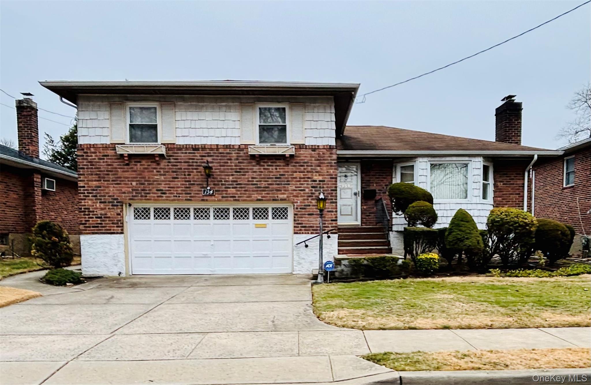 #1 photo, 154 S Brush Drive, ناسو Valley Stream , NY 11581