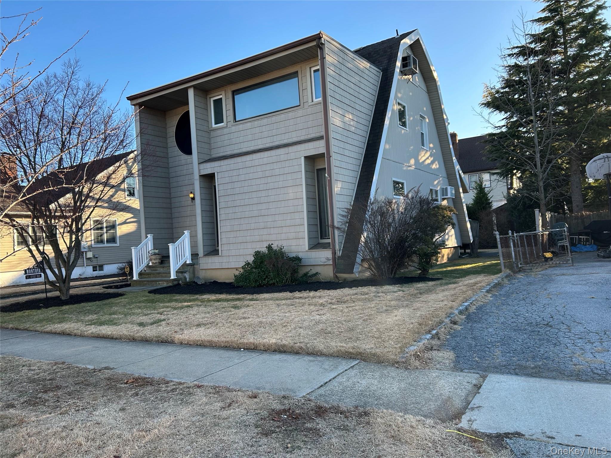 #1 photo, 70 E Beverly Parkway, ناسو Valley Stream , NY 11580