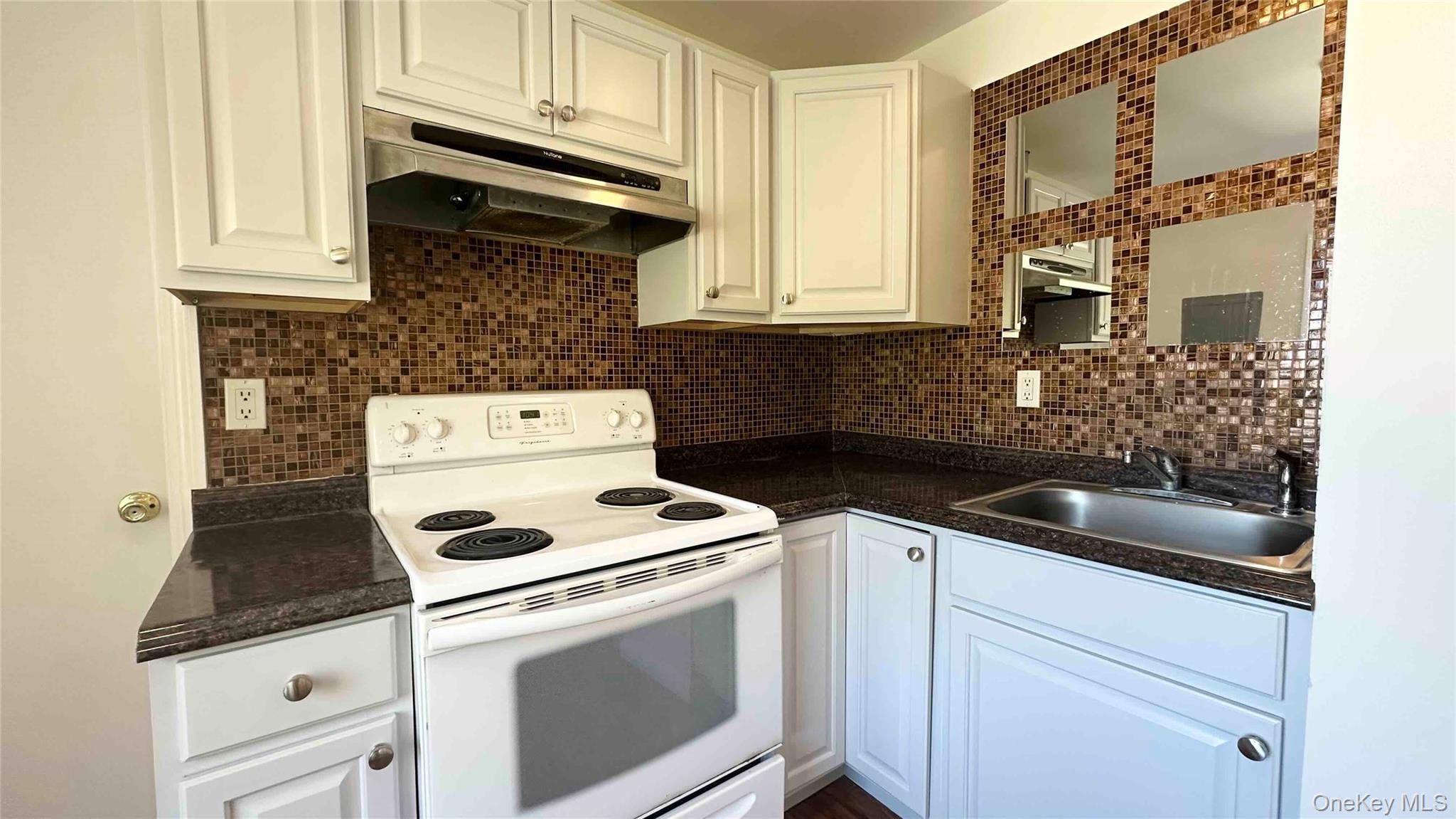 #4 photo, 64 Pine Hollow Road, नासाउ काउंटी Oyster Bay , NY 11771