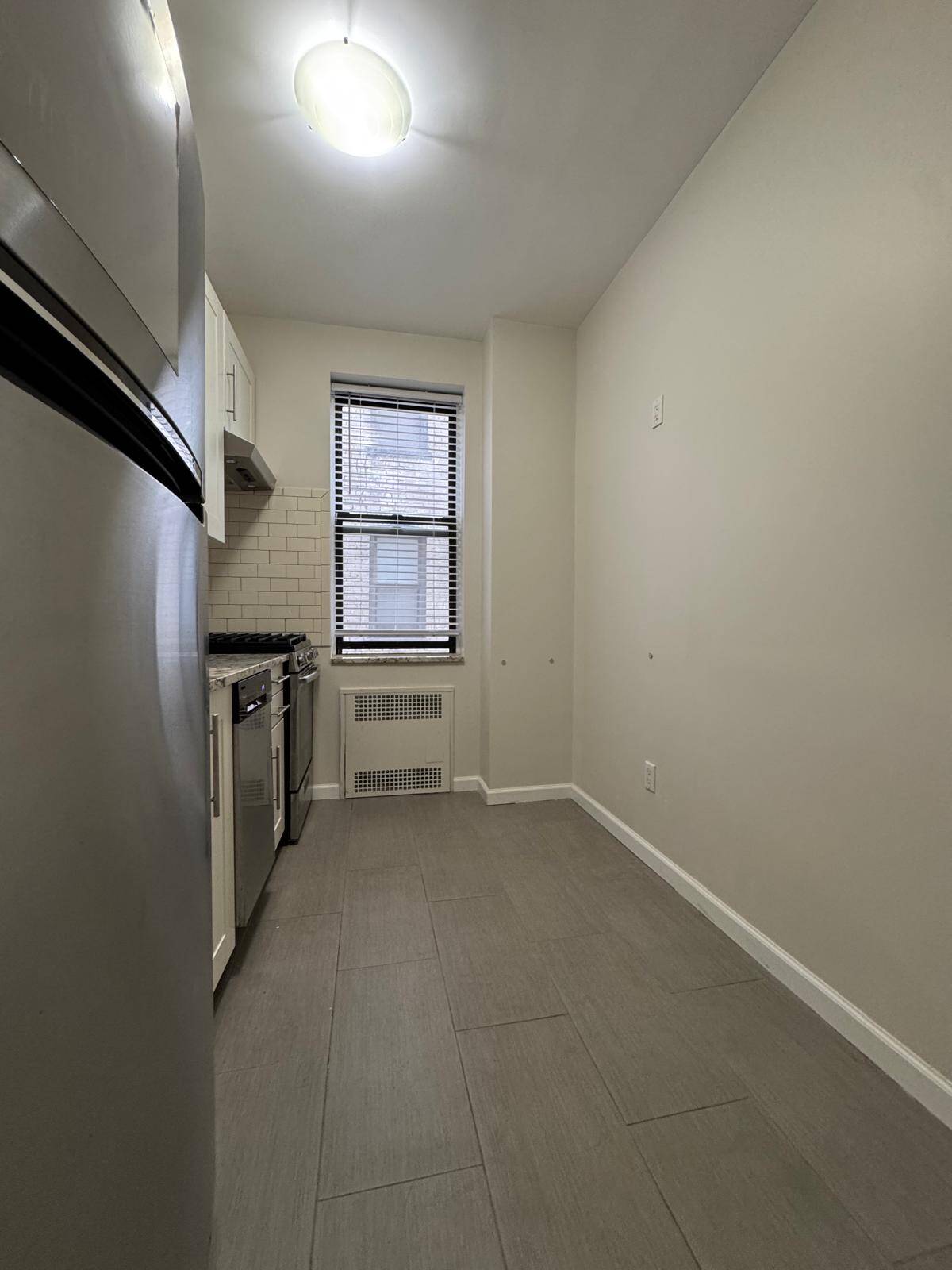 #13 photo, 1053 E 13th Street, הברונקס Midwood , NY 11230