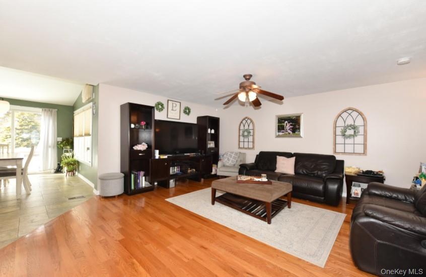 #10 photo, 320 Roosevelt Avenue, ناسو Massapequa Park , NY 11762