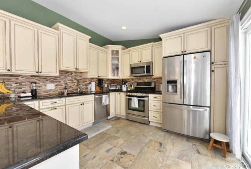 #15 photo, 320 Roosevelt Avenue, ناسو Massapequa Park , NY 11762