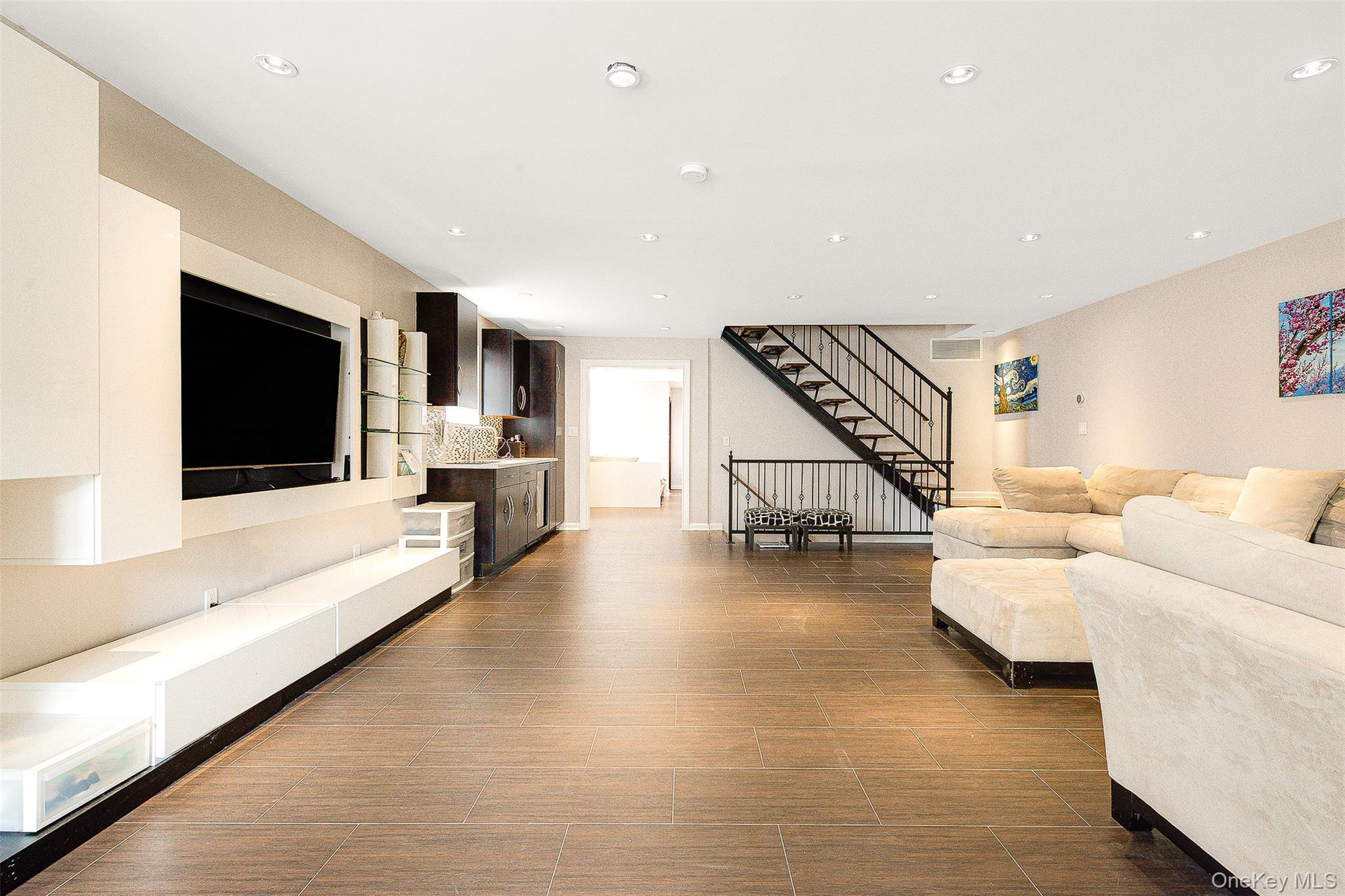 #6 photo, 58-10 83rd Place, Куинс ‖ Middle Village , NY 11379