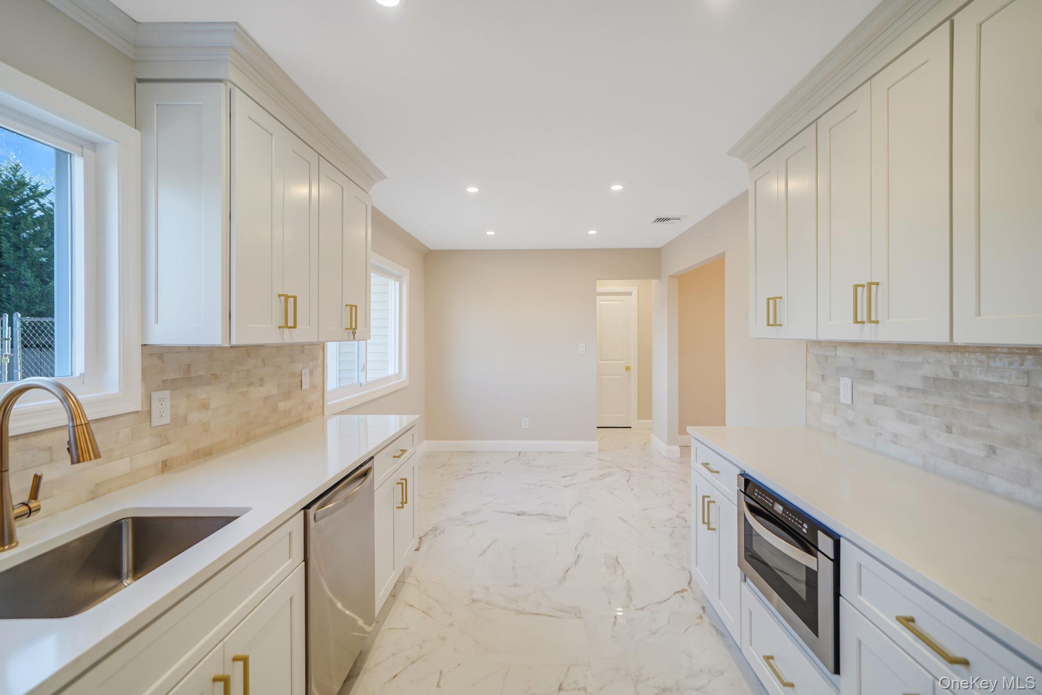 #11 photo, 12 Chelmsford Drive, 東長島 Wheatley Heights , NY 11798