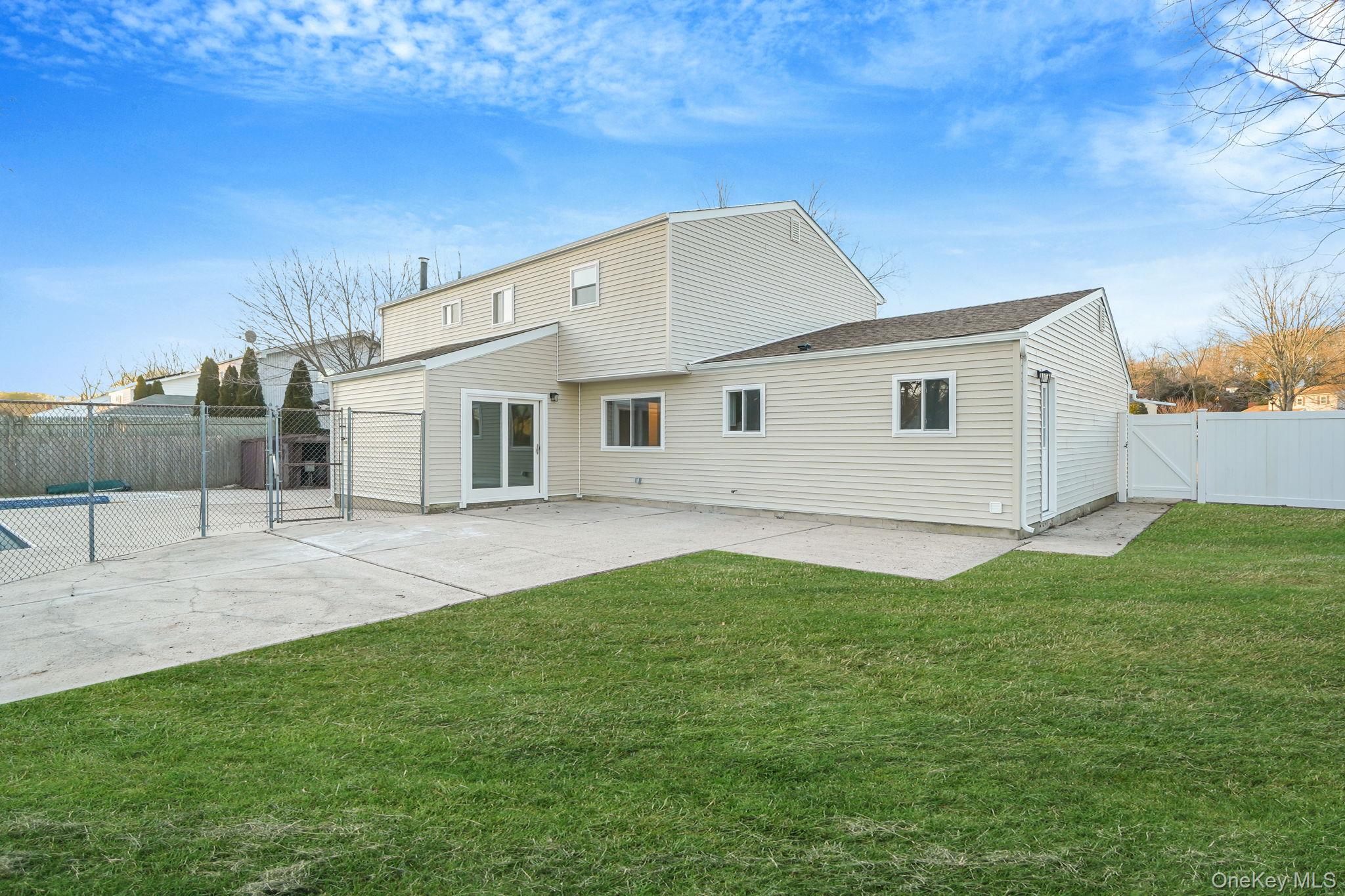 #2 photo, 12 Chelmsford Drive, 東長島 Wheatley Heights , NY 11798