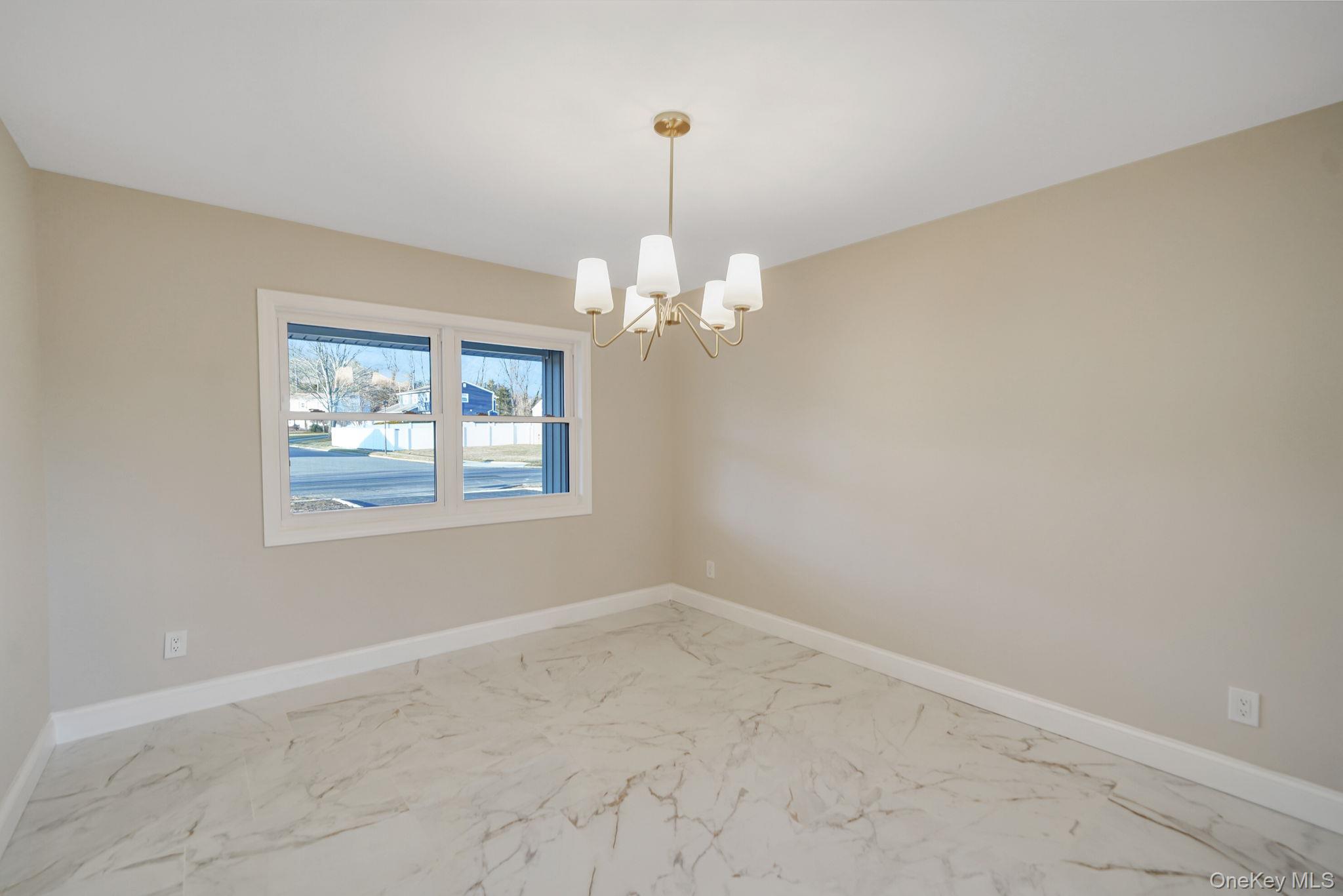 #5 photo, 12 Chelmsford Drive, 東長島 Wheatley Heights , NY 11798