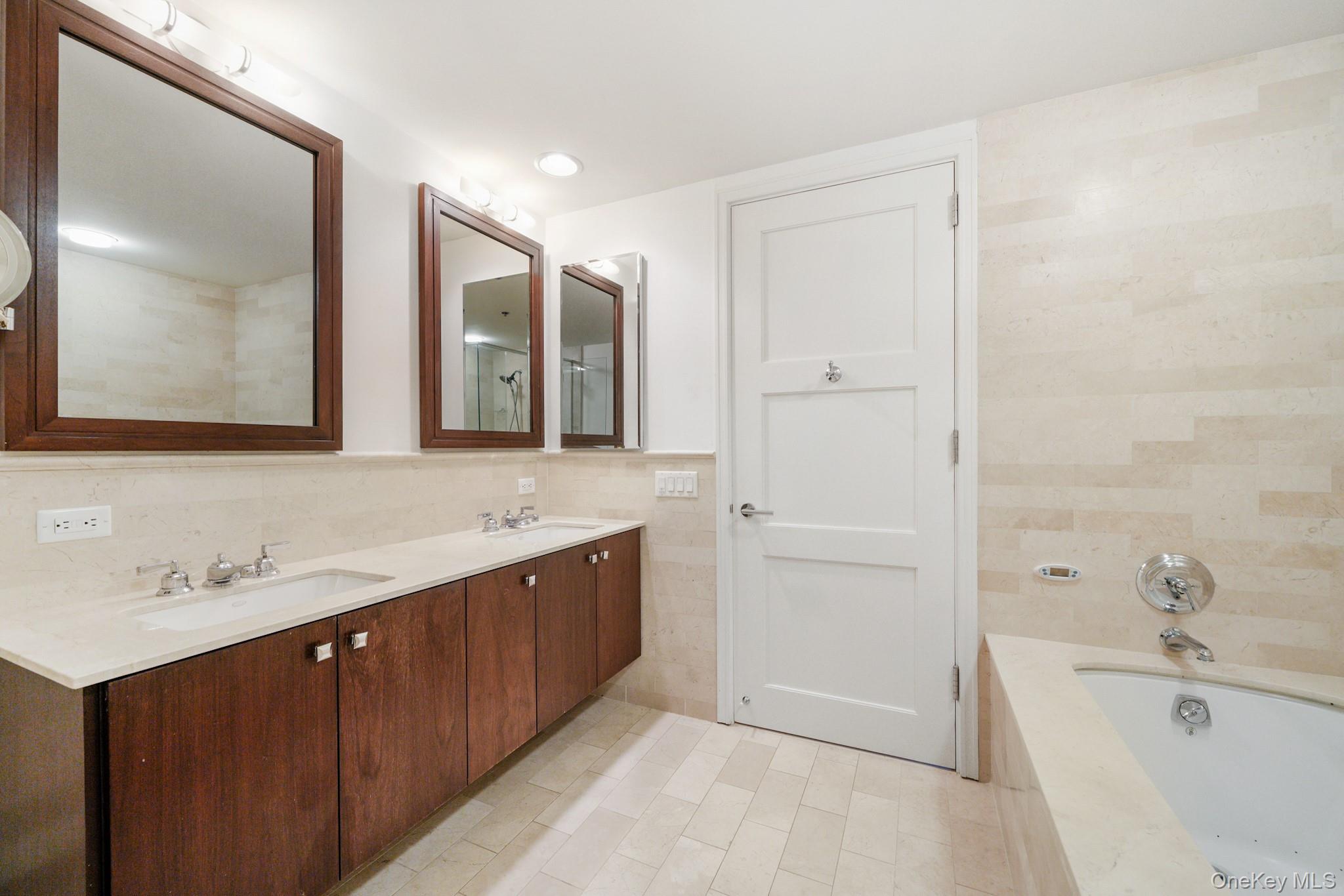 #14 photo, 1 Renaissance Square, White Plains , NY 10601