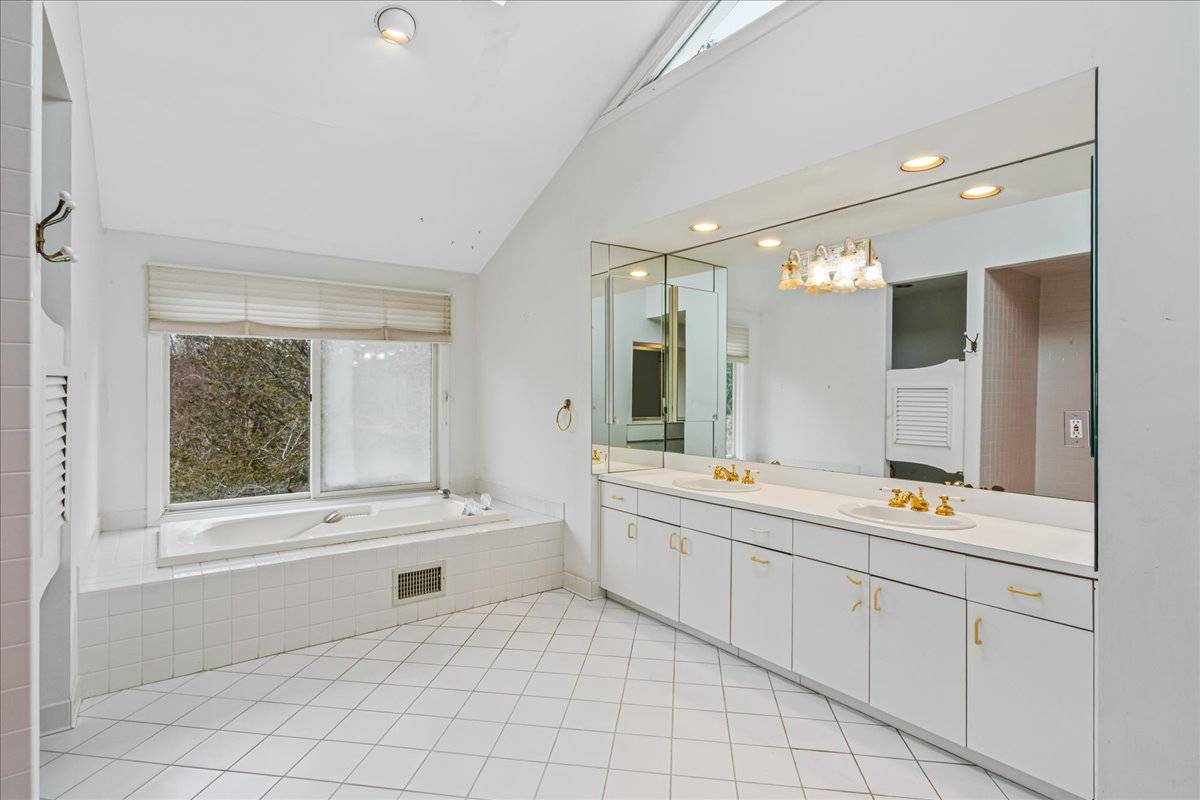 #36 photo, 8 Fiddler Crab Trail, سوفولك Westhampton , NY 11977