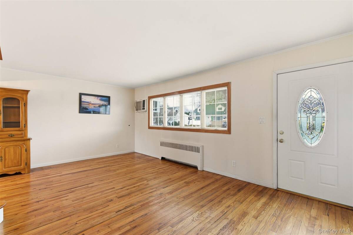 #3 photo, 14 Starlight Court, Саффолк ‖ West Babylon , NY 11704