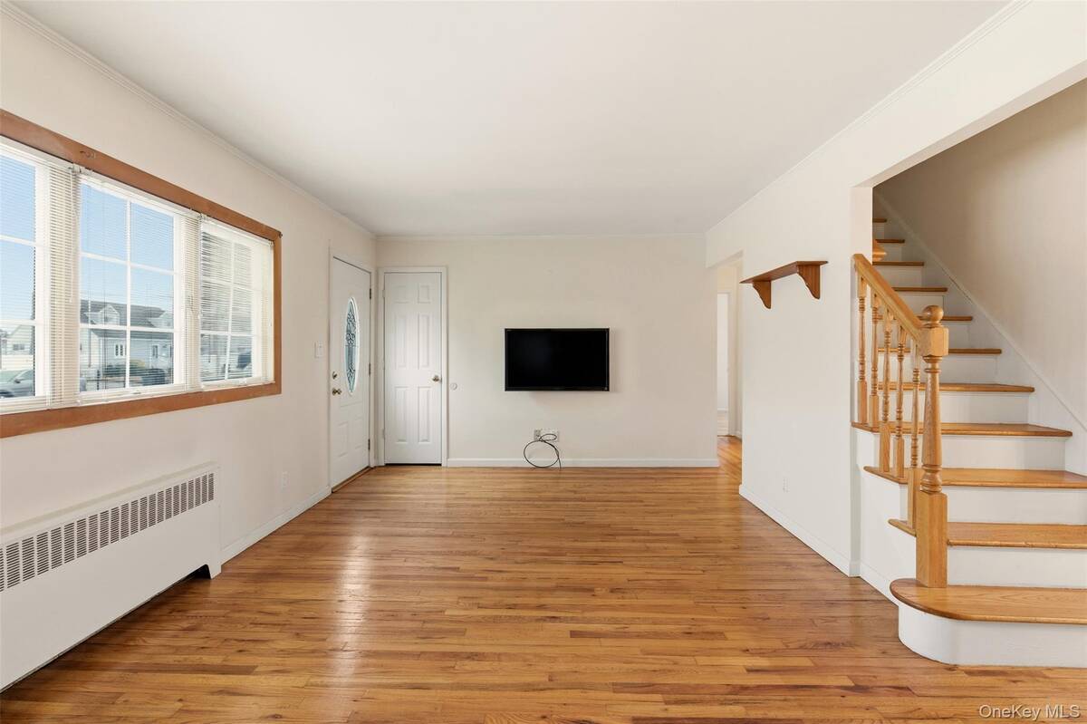 #4 photo, 14 Starlight Court, Саффолк ‖ West Babylon , NY 11704