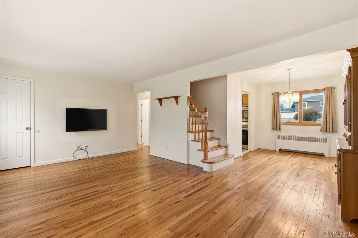 #5 photo, 14 Starlight Court, Саффолк ‖ West Babylon , NY 11704