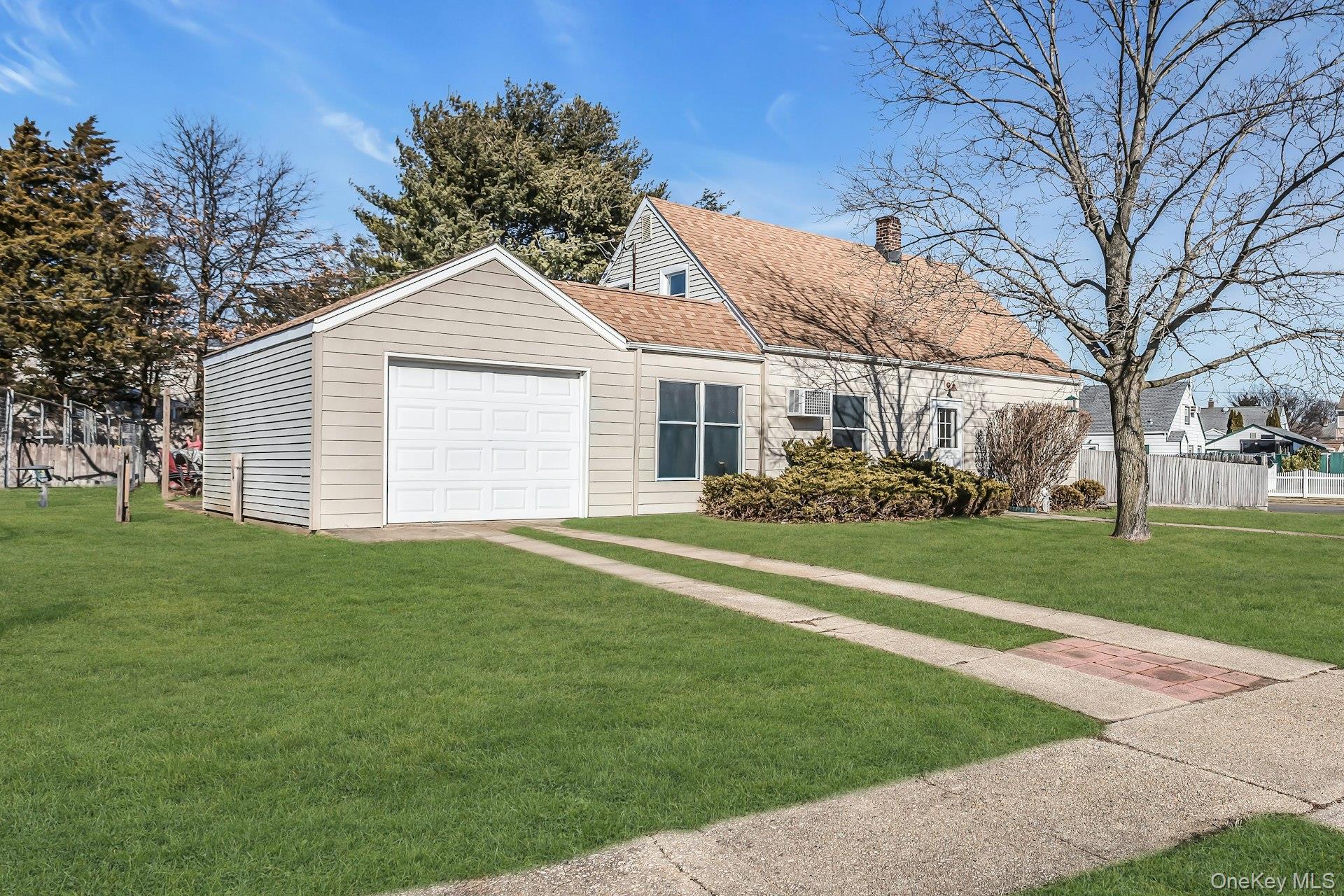 #2 photo, 45 Chase Lane, Нассау ‖ Levittown , NY 11756