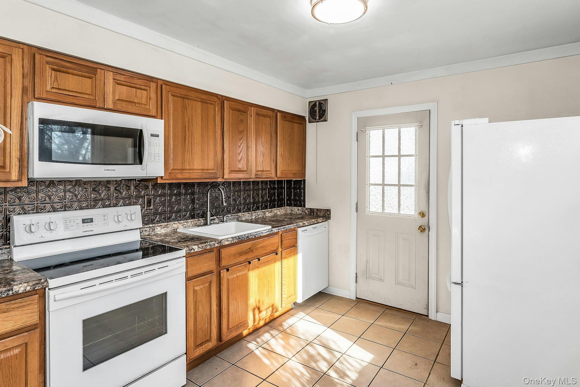 #9 photo, 45 Chase Lane, Нассау ‖ Levittown , NY 11756