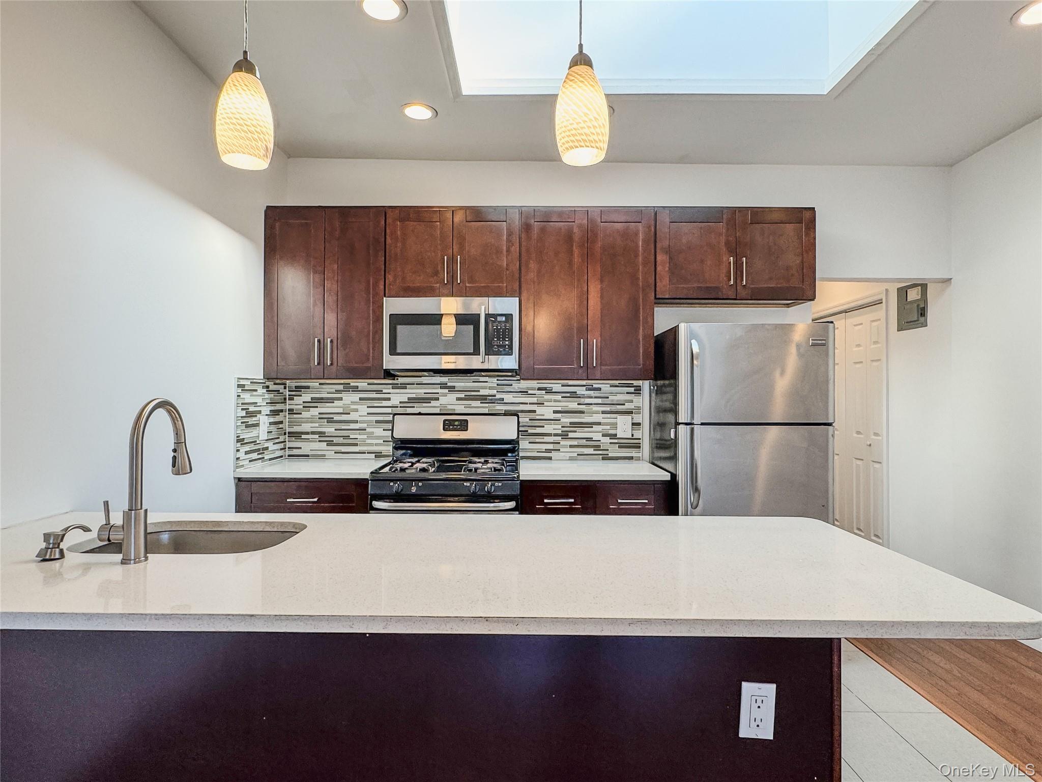 #1 photo, 209-211 Main Street, नासाउ काउंटी Farmingdale , NY 11735