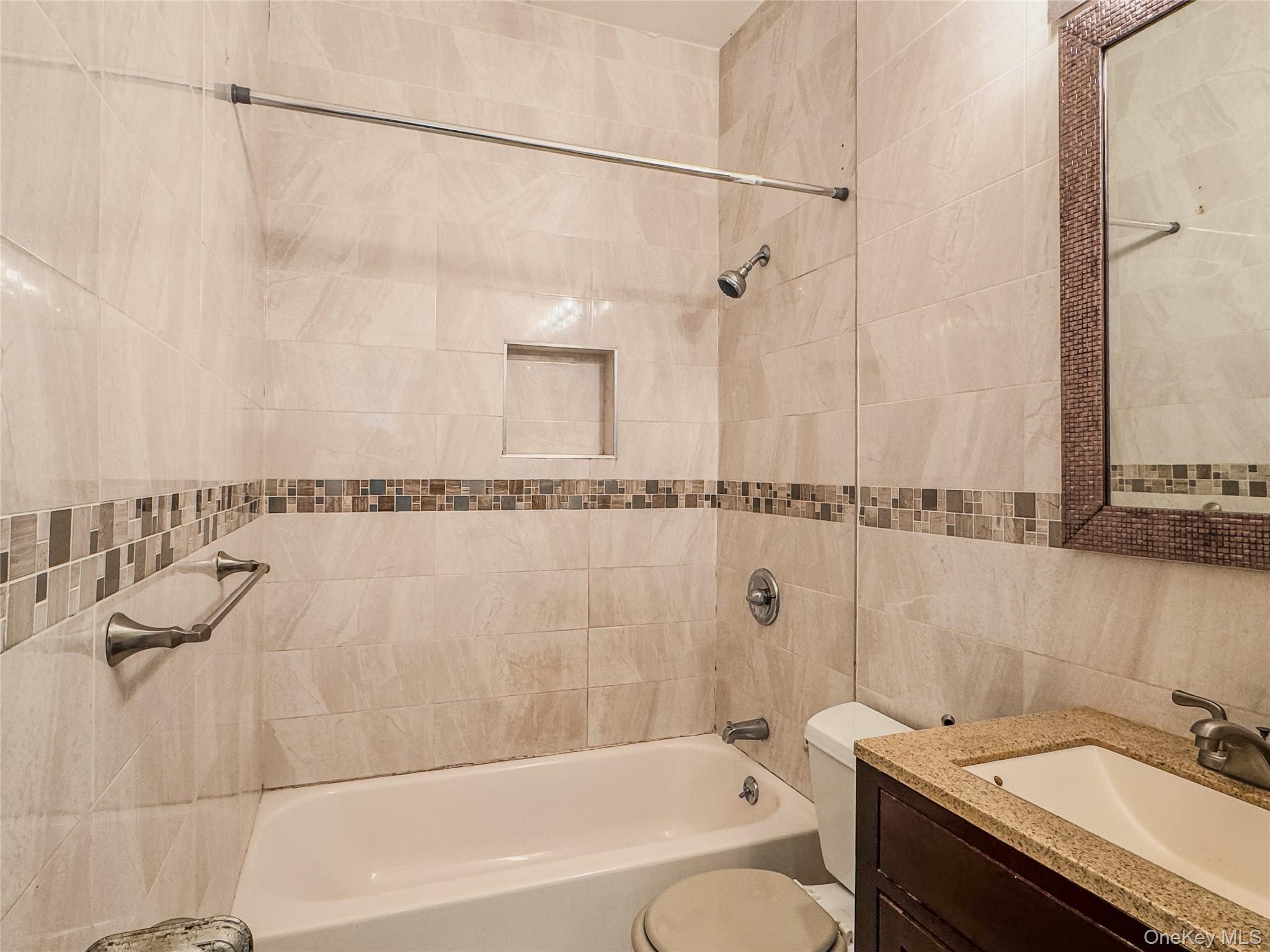 #12 photo, 209-211 Main Street, नासाउ काउंटी Farmingdale , NY 11735