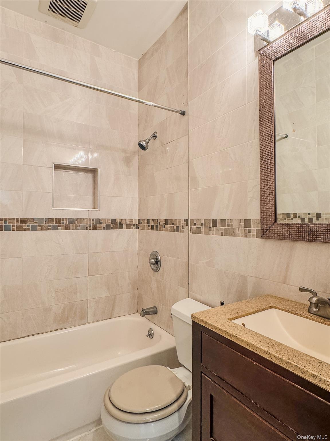 #13 photo, 209-211 Main Street, नासाउ काउंटी Farmingdale , NY 11735