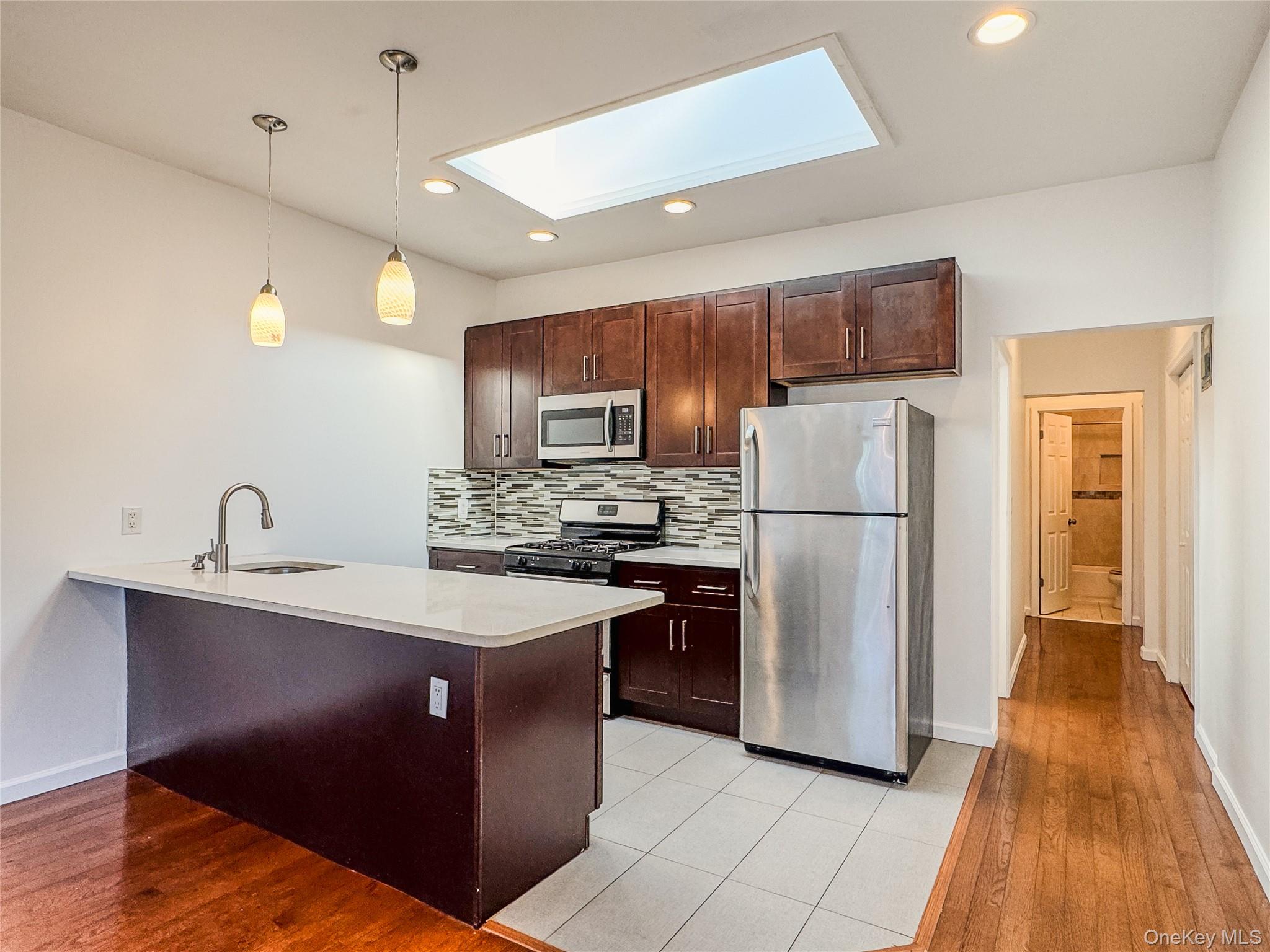 #2 photo, 209-211 Main Street, नासाउ काउंटी Farmingdale , NY 11735