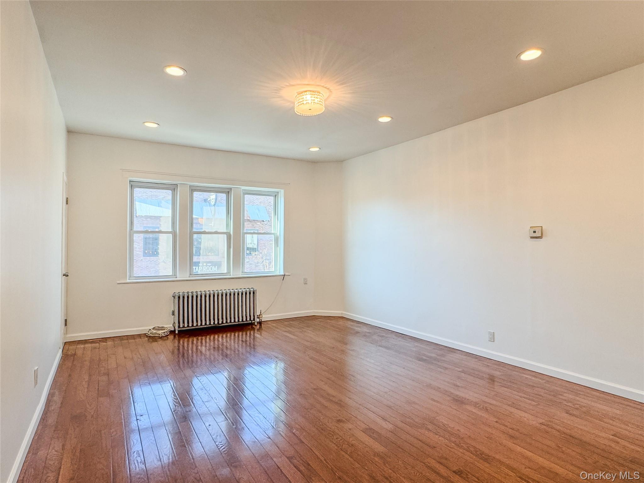 #6 photo, 209-211 Main Street, नासाउ काउंटी Farmingdale , NY 11735