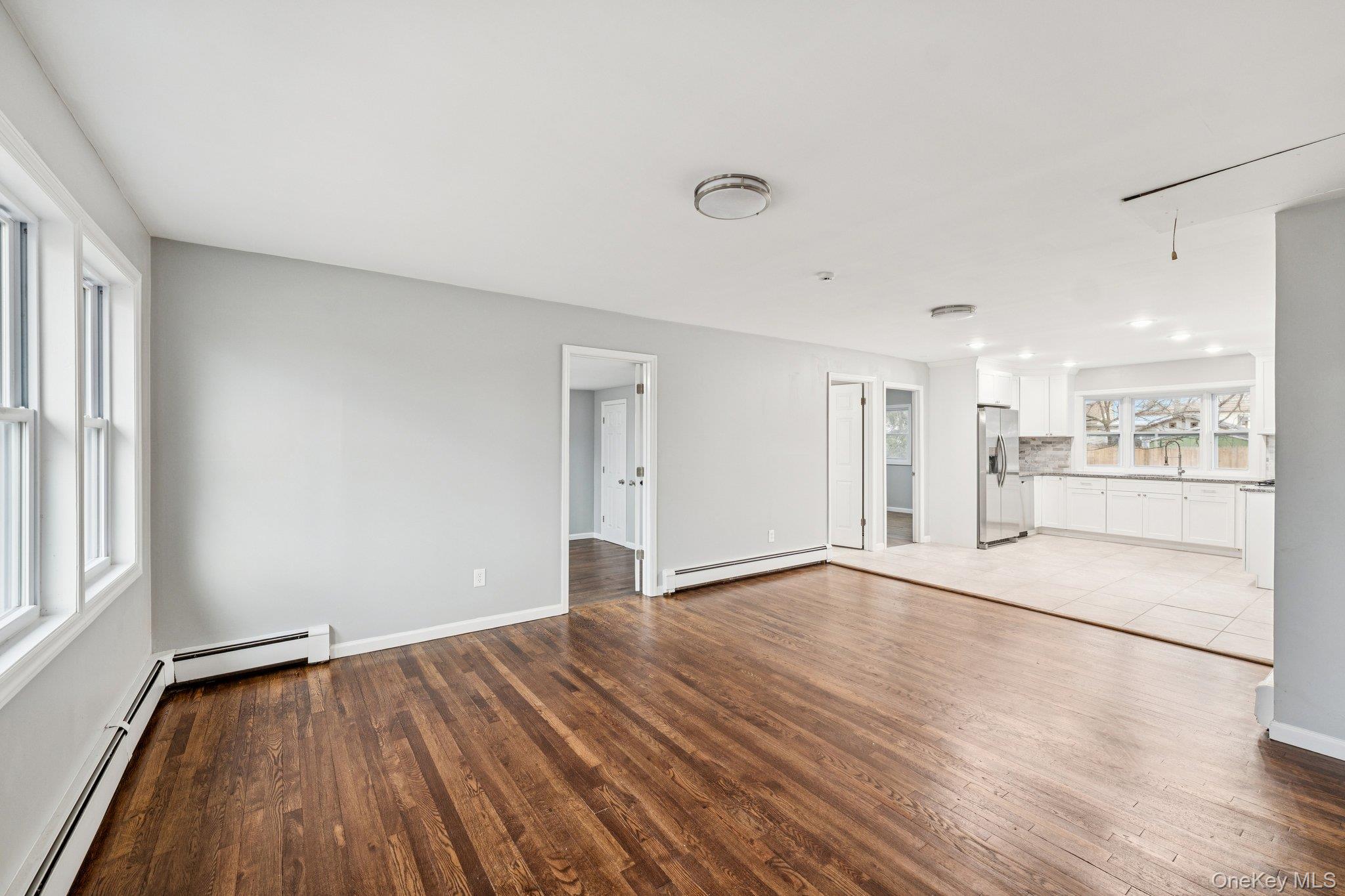 #4 photo, 1354 Brooklyn Boulevard, מחוז סאפוק Bay Shore , NY 11706