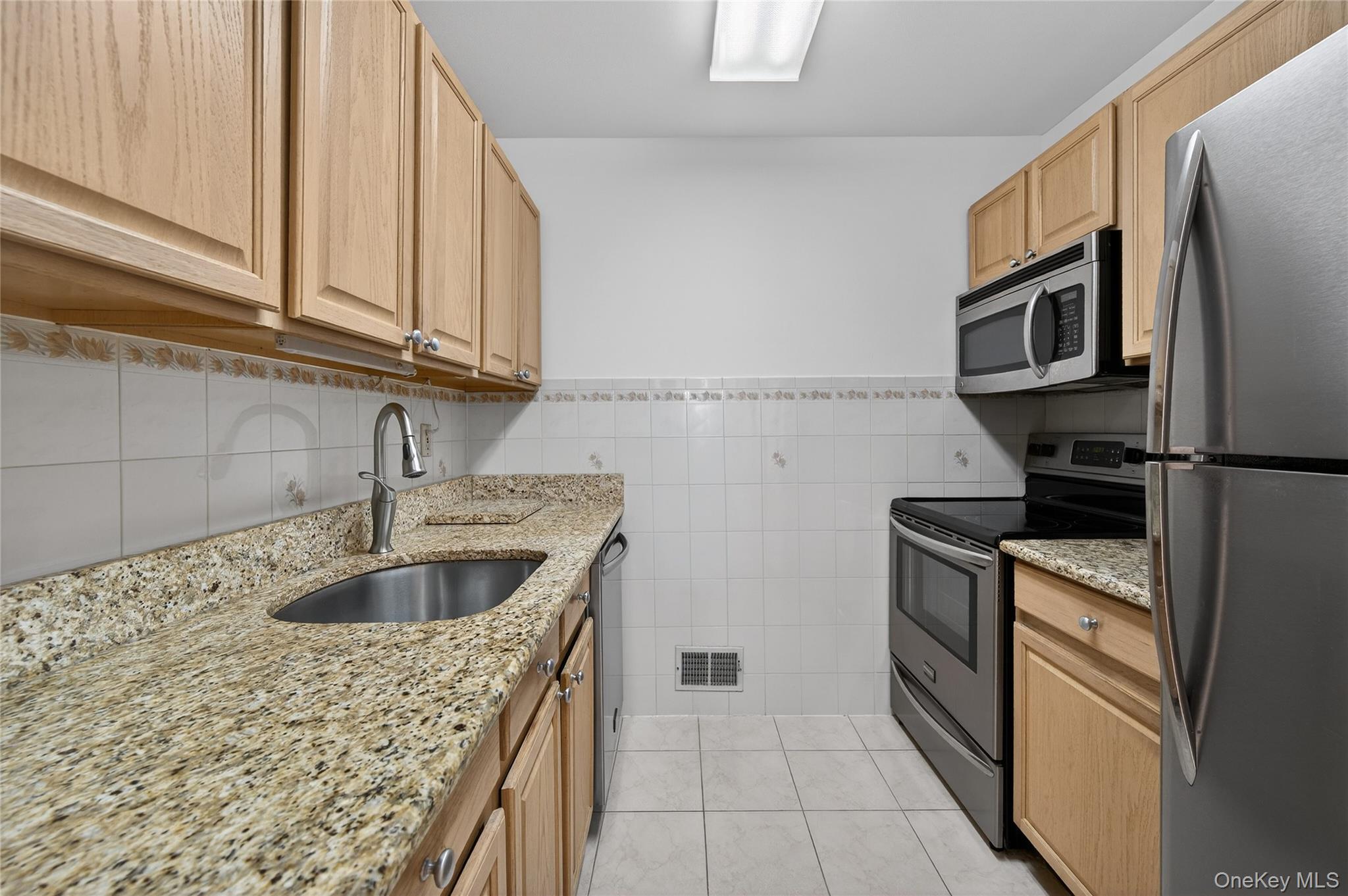 #13 photo, 54 School Street, Нассау ‖ Westbury , NY 11590