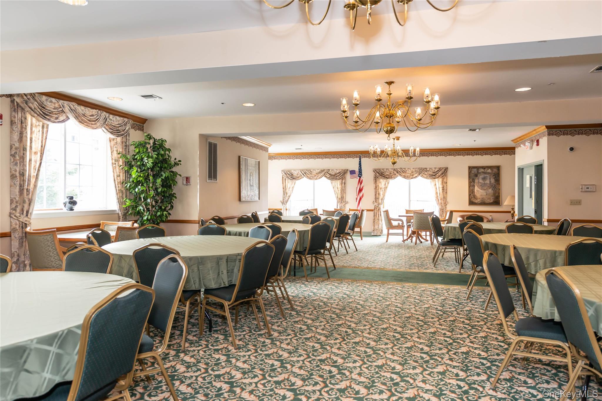 #18 photo, 54 School Street, Нассау ‖ Westbury , NY 11590