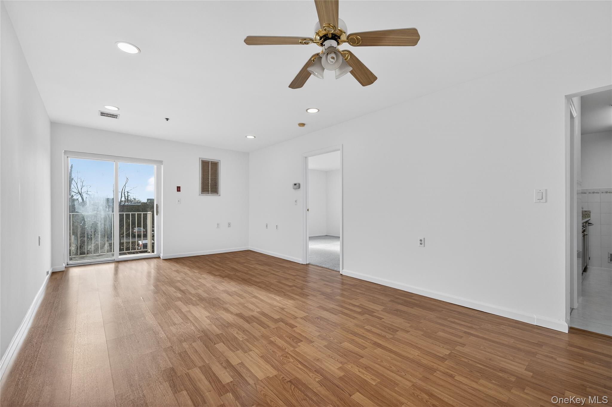 #4 photo, 54 School Street, Нассау ‖ Westbury , NY 11590