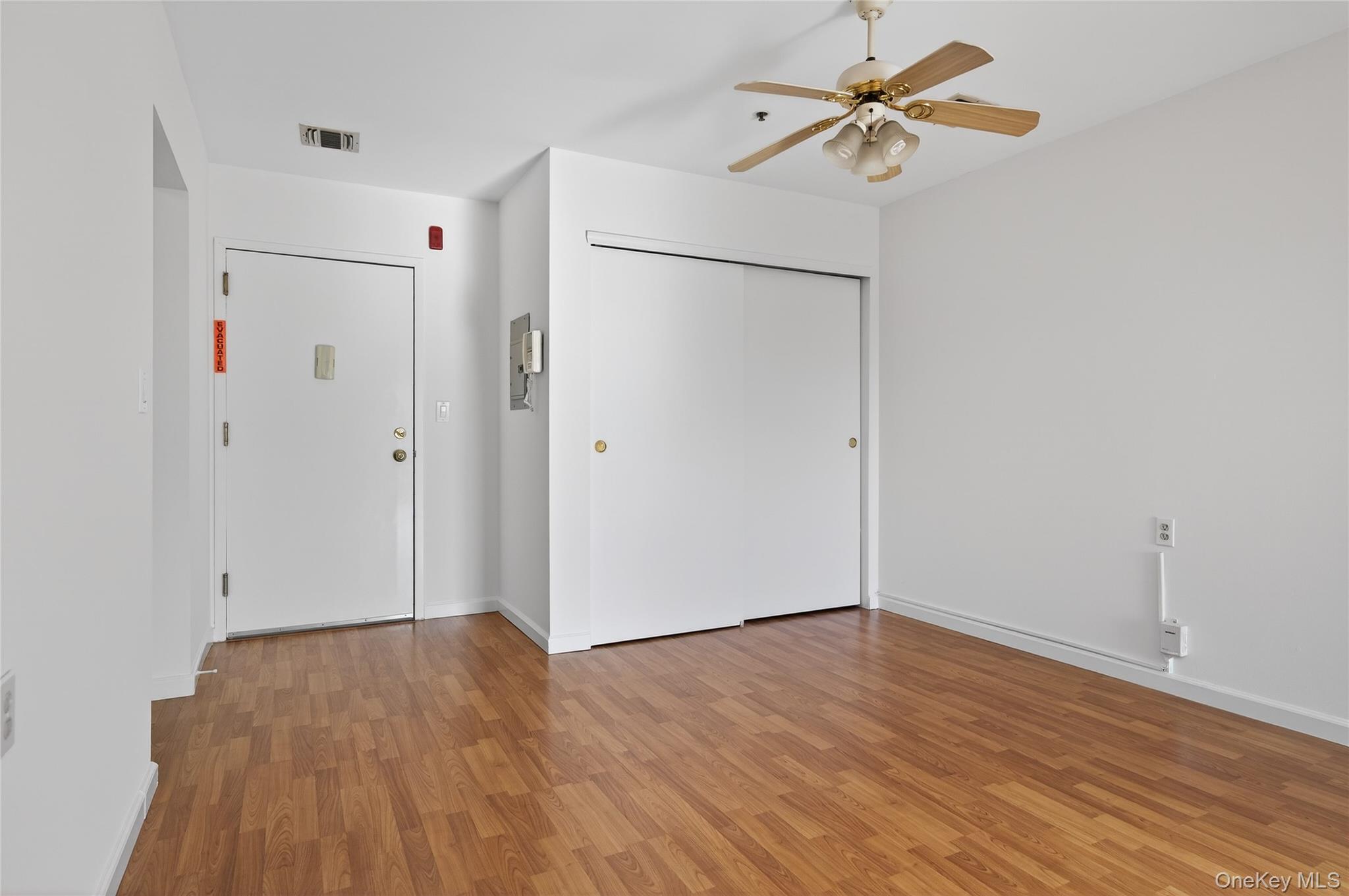 #7 photo, 54 School Street, Нассау ‖ Westbury , NY 11590