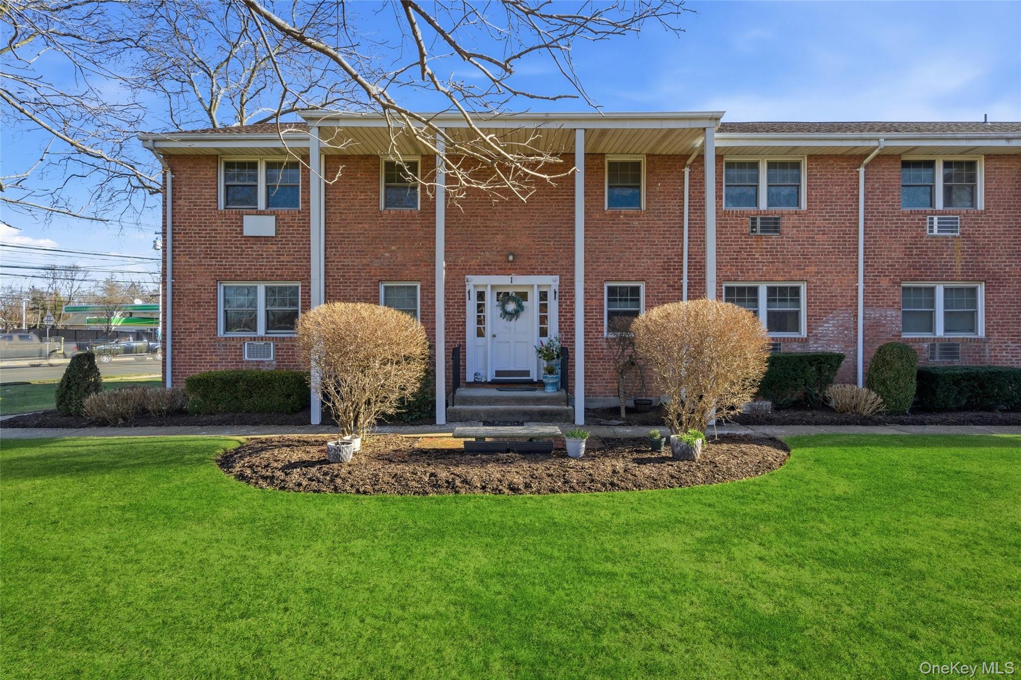 #1 photo, 297 Merrick Road, سوفولك Amityville , NY 11701