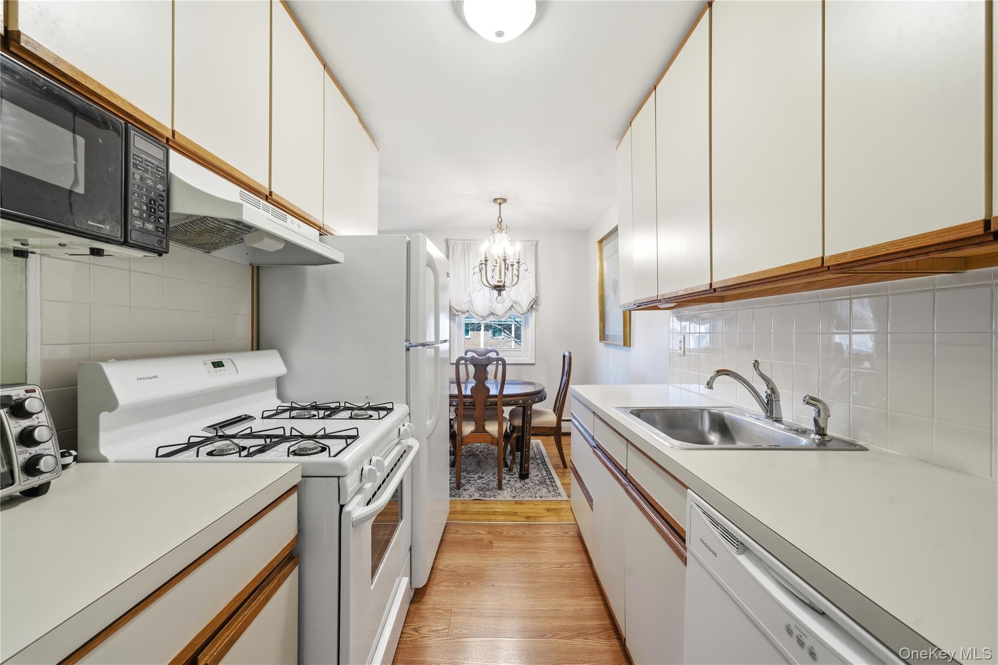 #10 photo, 297 Merrick Road, سوفولك Amityville , NY 11701