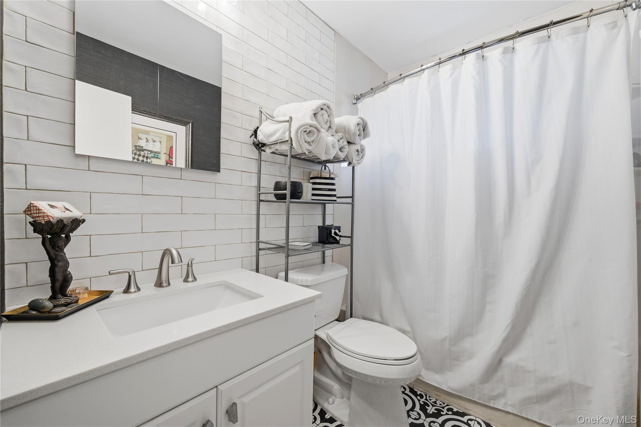 #15 photo, 297 Merrick Road, سوفولك Amityville , NY 11701