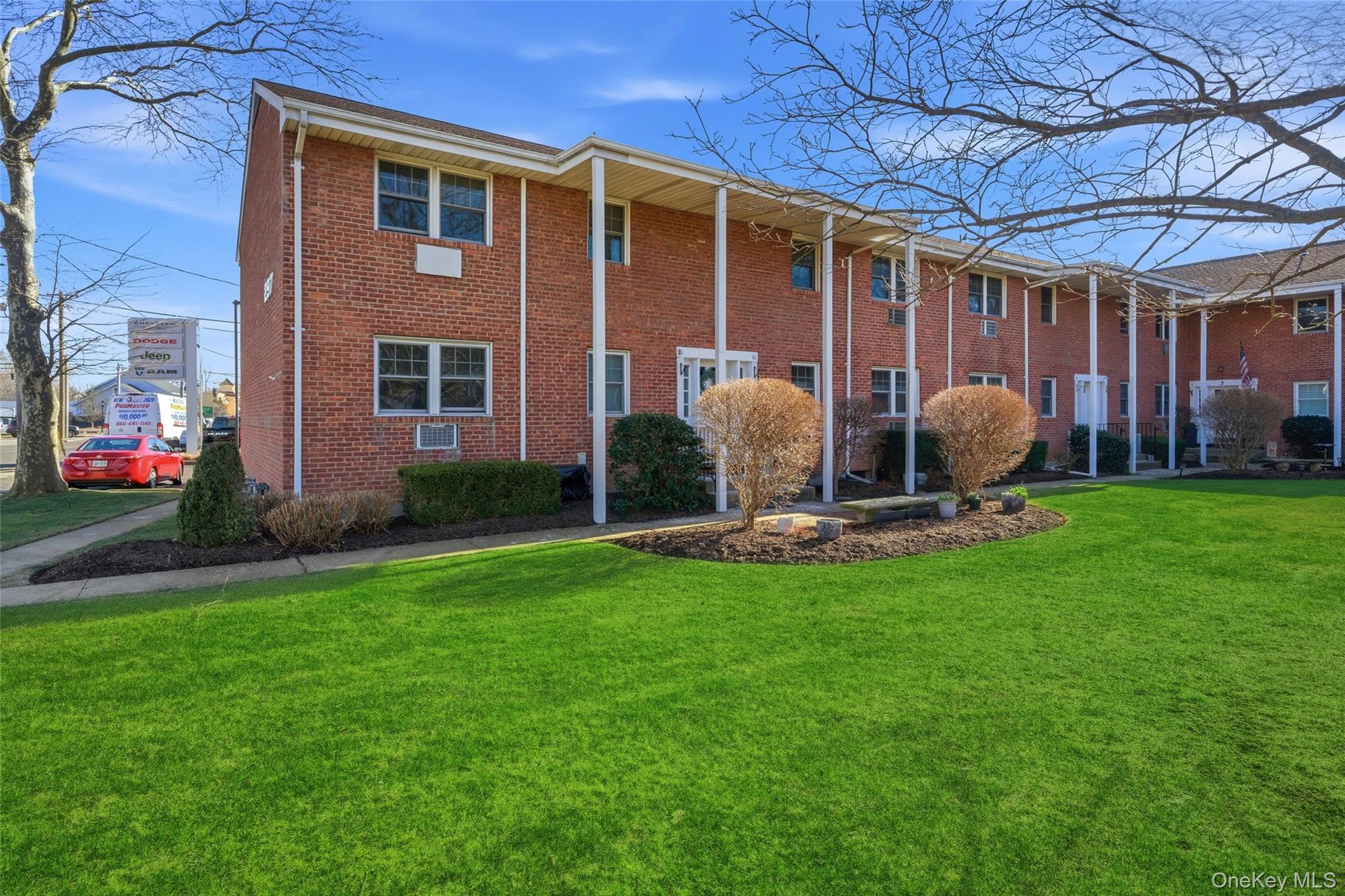 #3 photo, 297 Merrick Road, سوفولك Amityville , NY 11701