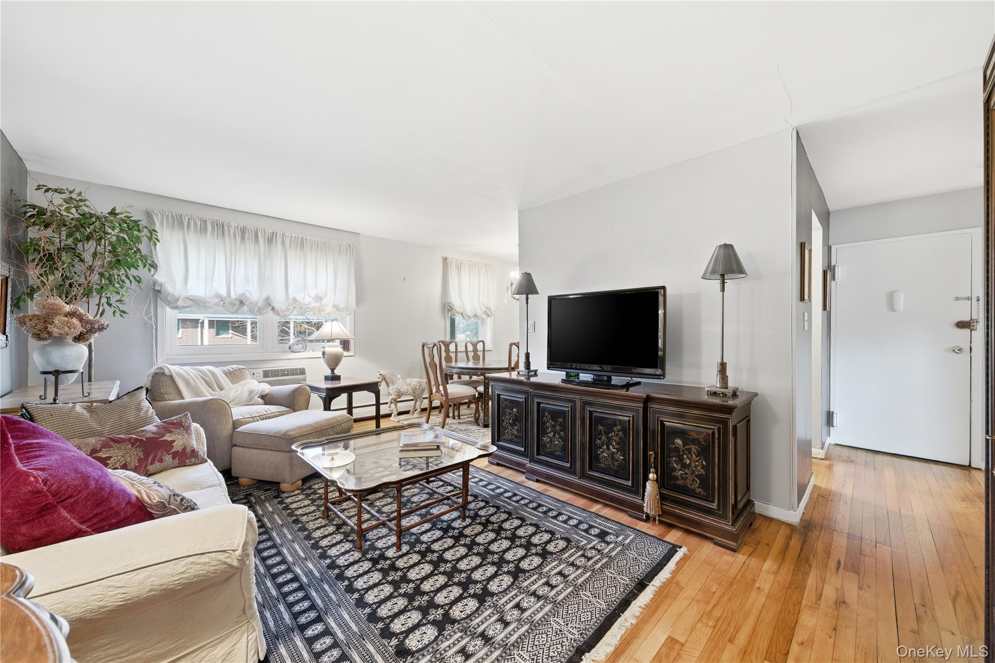 #6 photo, 297 Merrick Road, سوفولك Amityville , NY 11701