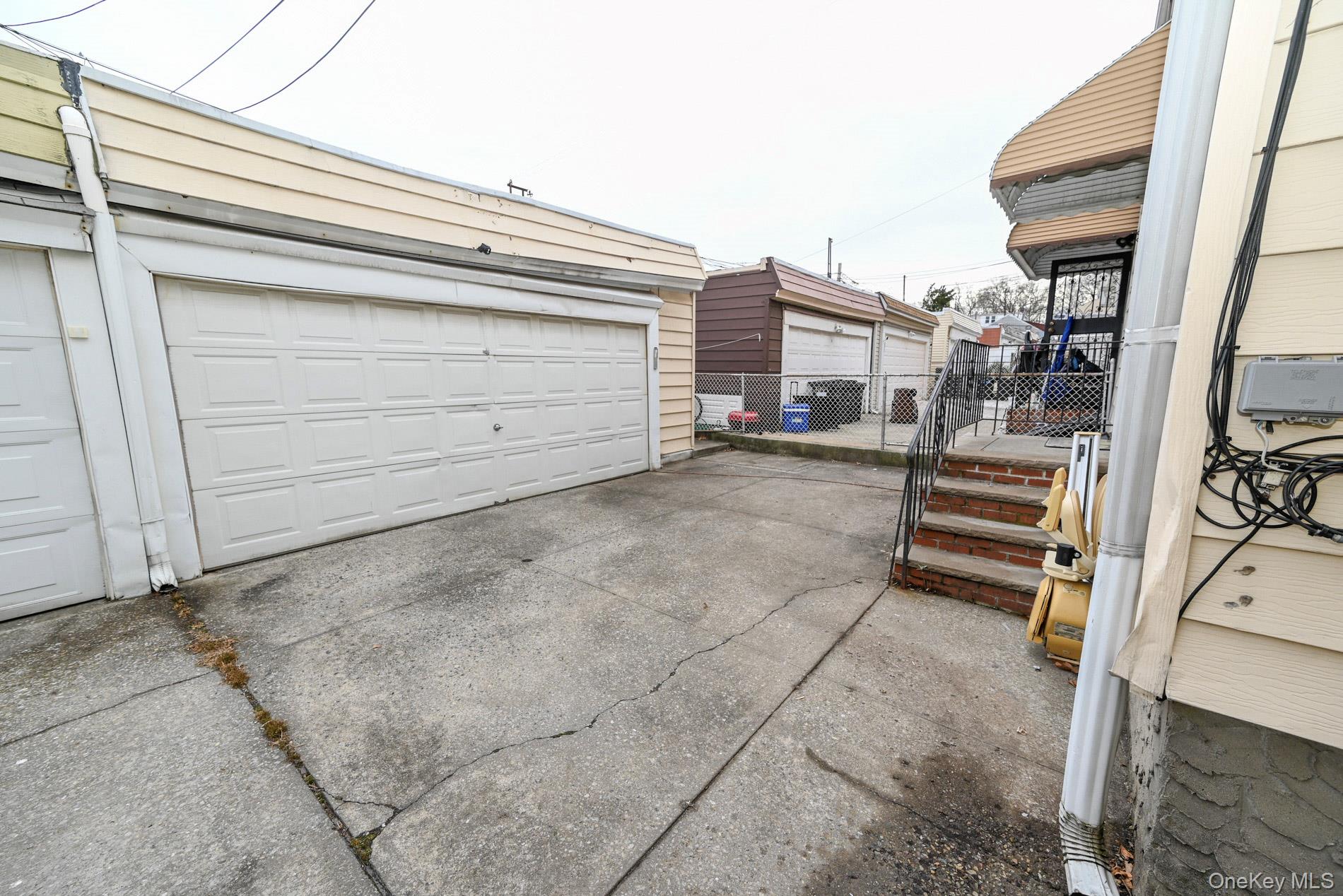 #4 photo, 7839 82nd Street, कुईंस Glendale , NY 11385