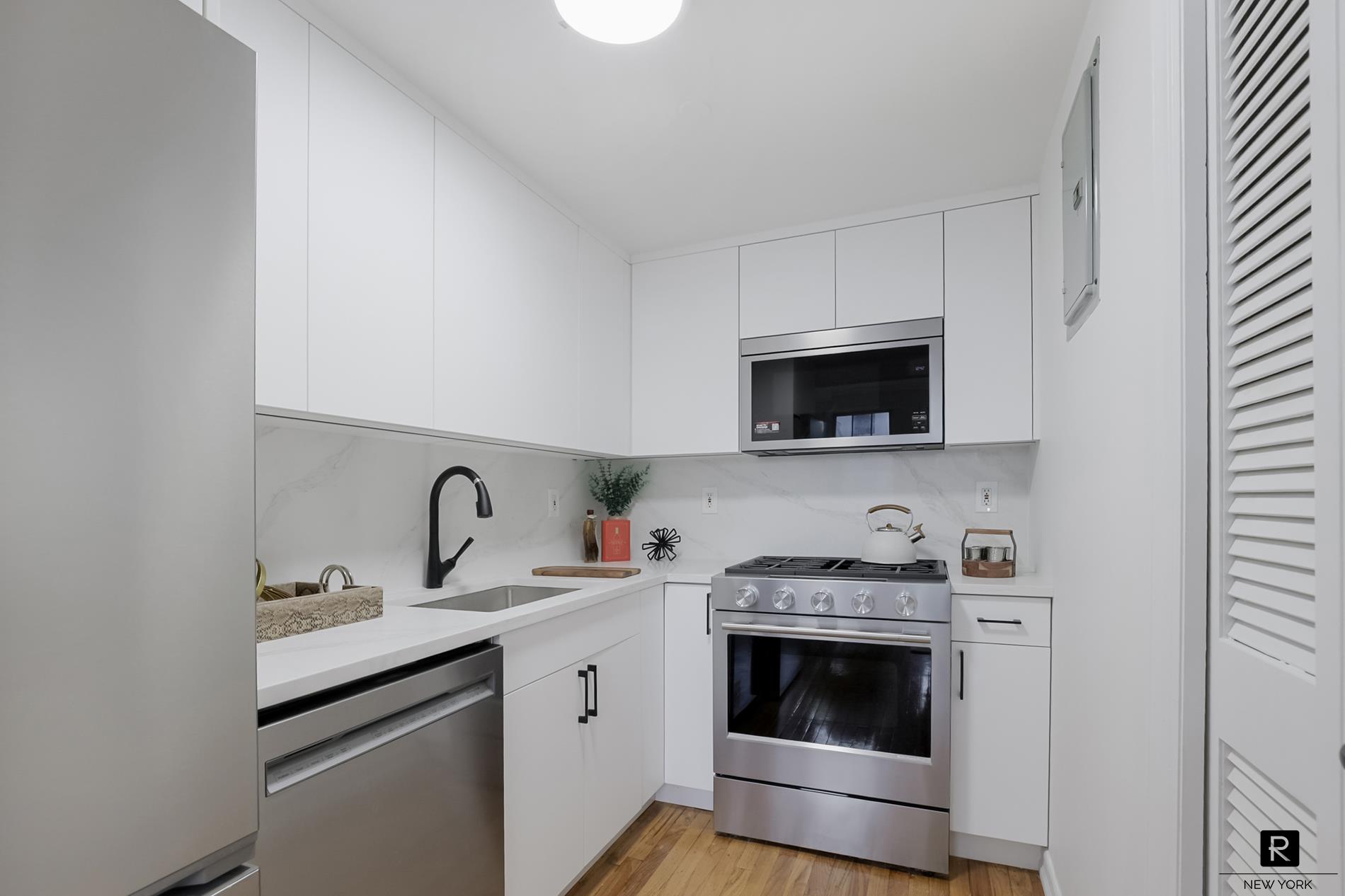 #3 photo, 407 E 12th Street, Манхэттен ‖ East Village , NY 10009