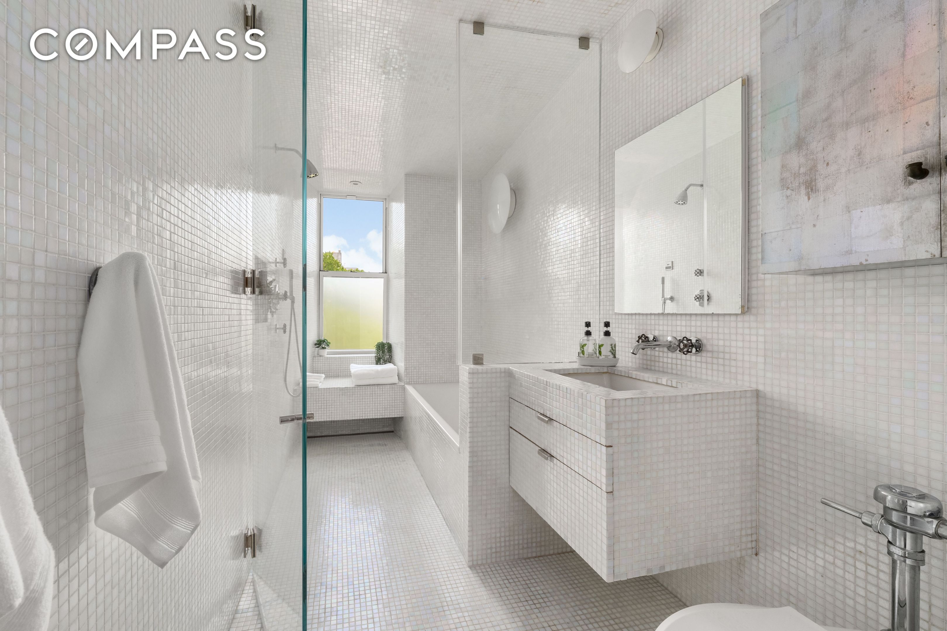 #7 photo, 170 2nd Avenue, East Village , NY 10003