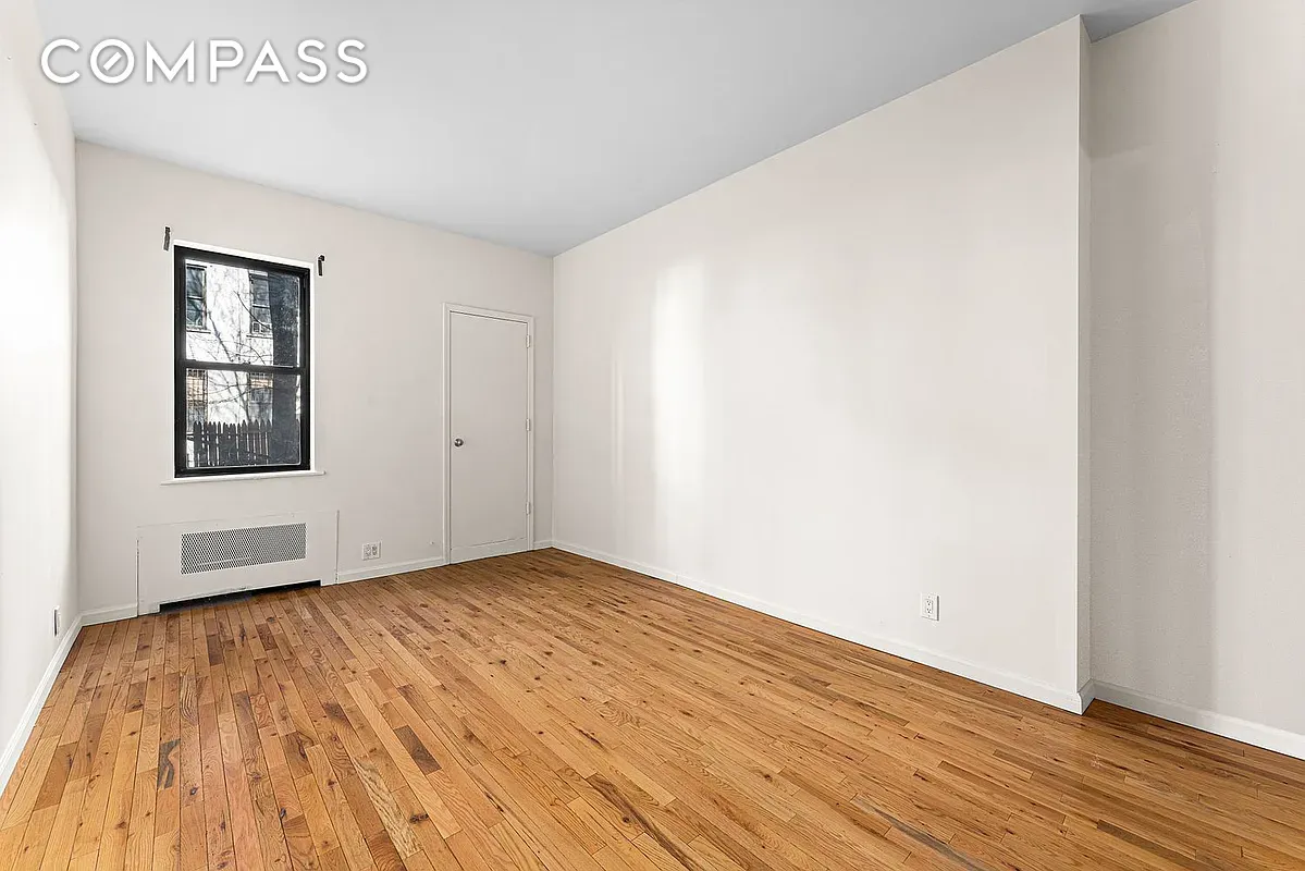 #4 photo, 445 W 48th Street, Hell's Kitchen , NY 10036