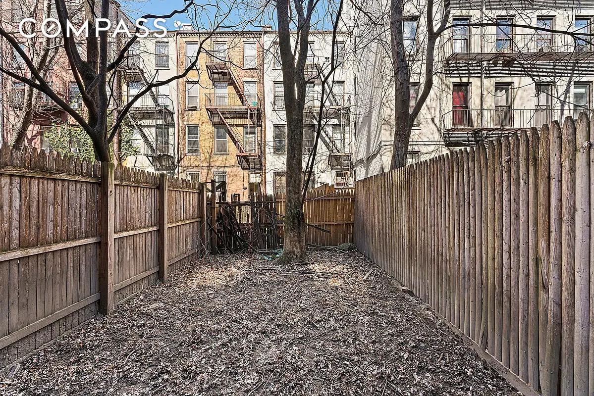 #6 photo, 445 W 48th Street, Hell's Kitchen , NY 10036