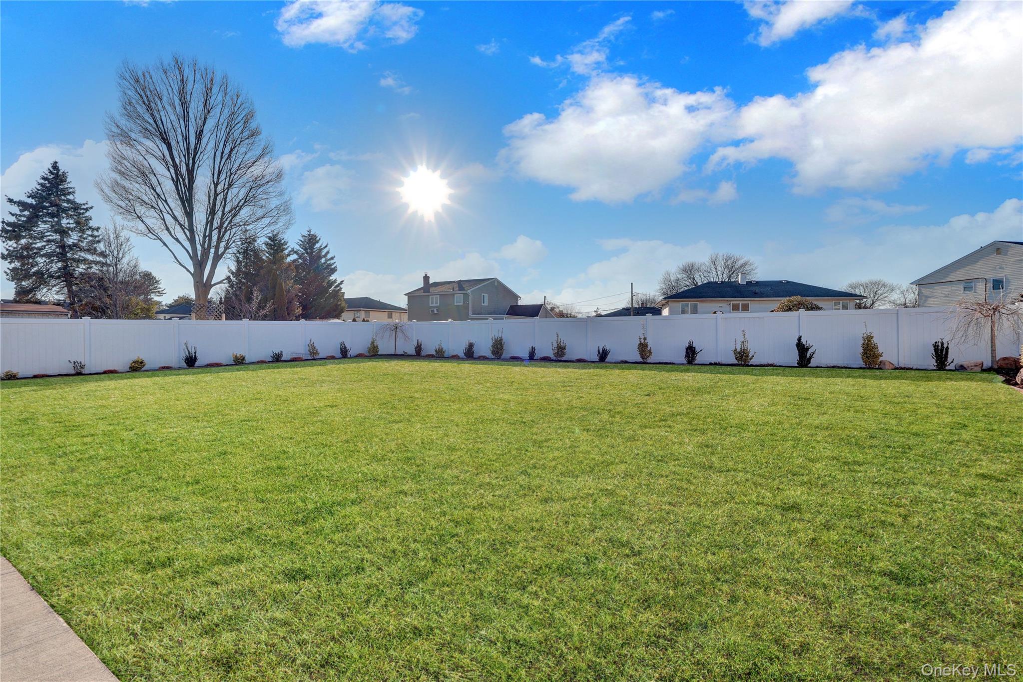 #4 photo, 14 Lisa Drive, מחוז סאפוק Deer Park , NY 11729